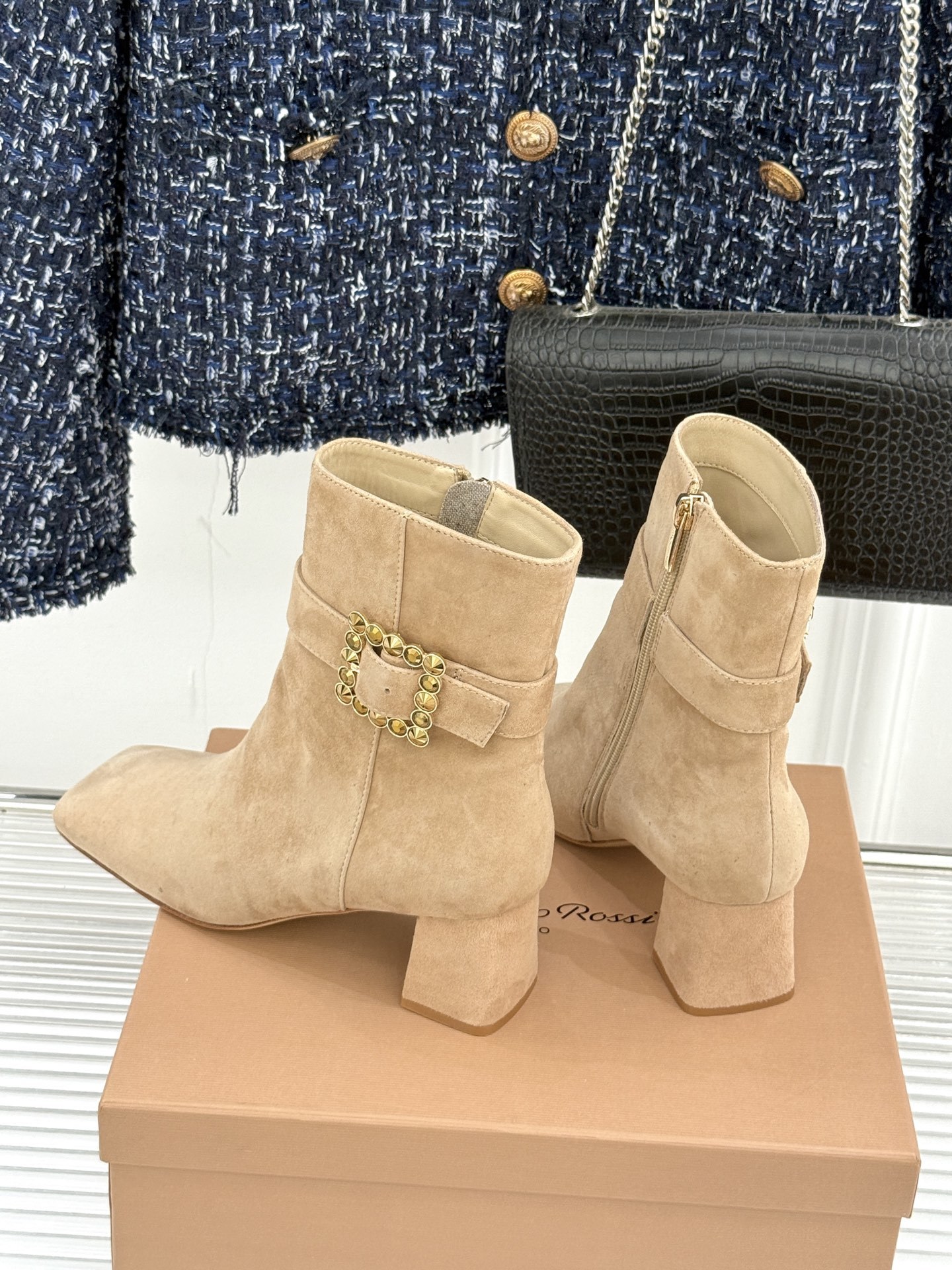Gianvitorossi25WF金属方扣方头粗跟短靴时髦精的秋冬出街利器时尚达人都在寻觅一双能兼顾舒适