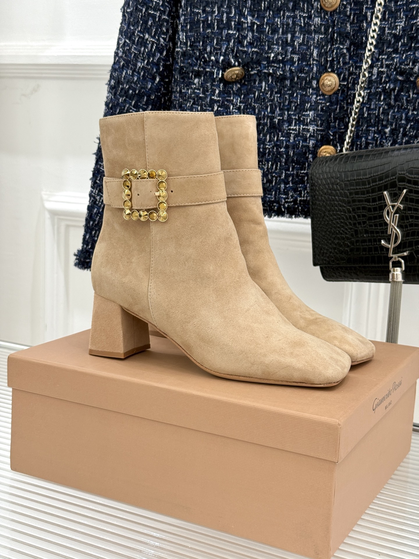Gianvitorossi25WF金属方扣方头粗跟短靴时髦精的秋冬出街利器时尚达人都在寻觅一双能兼顾舒适