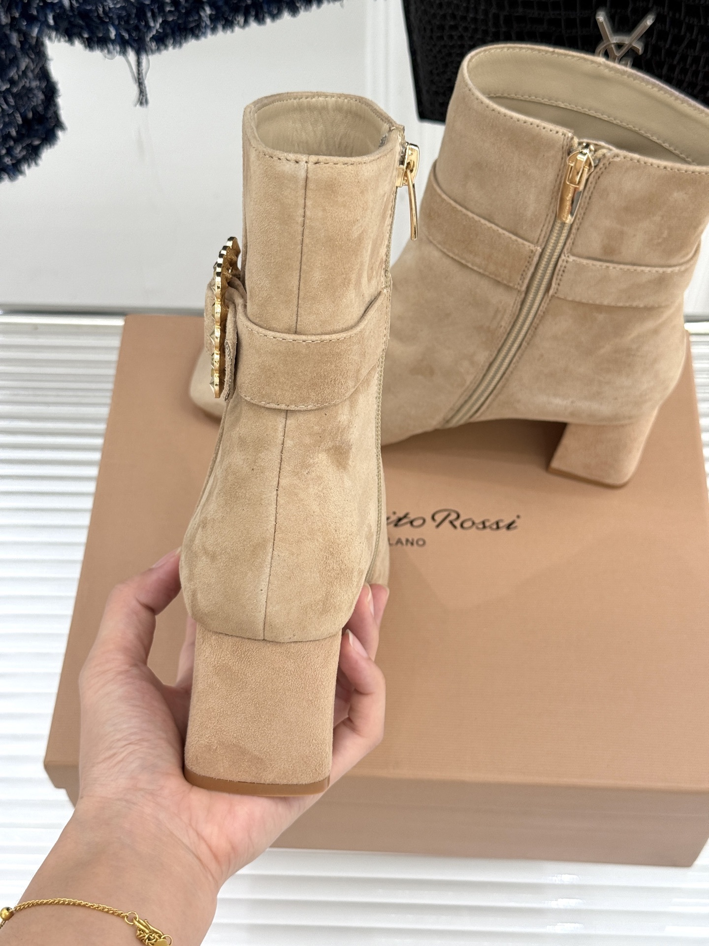 Gianvitorossi25WF金属方扣方头粗跟短靴时髦精的秋冬出街利器时尚达人都在寻觅一双能兼顾舒适