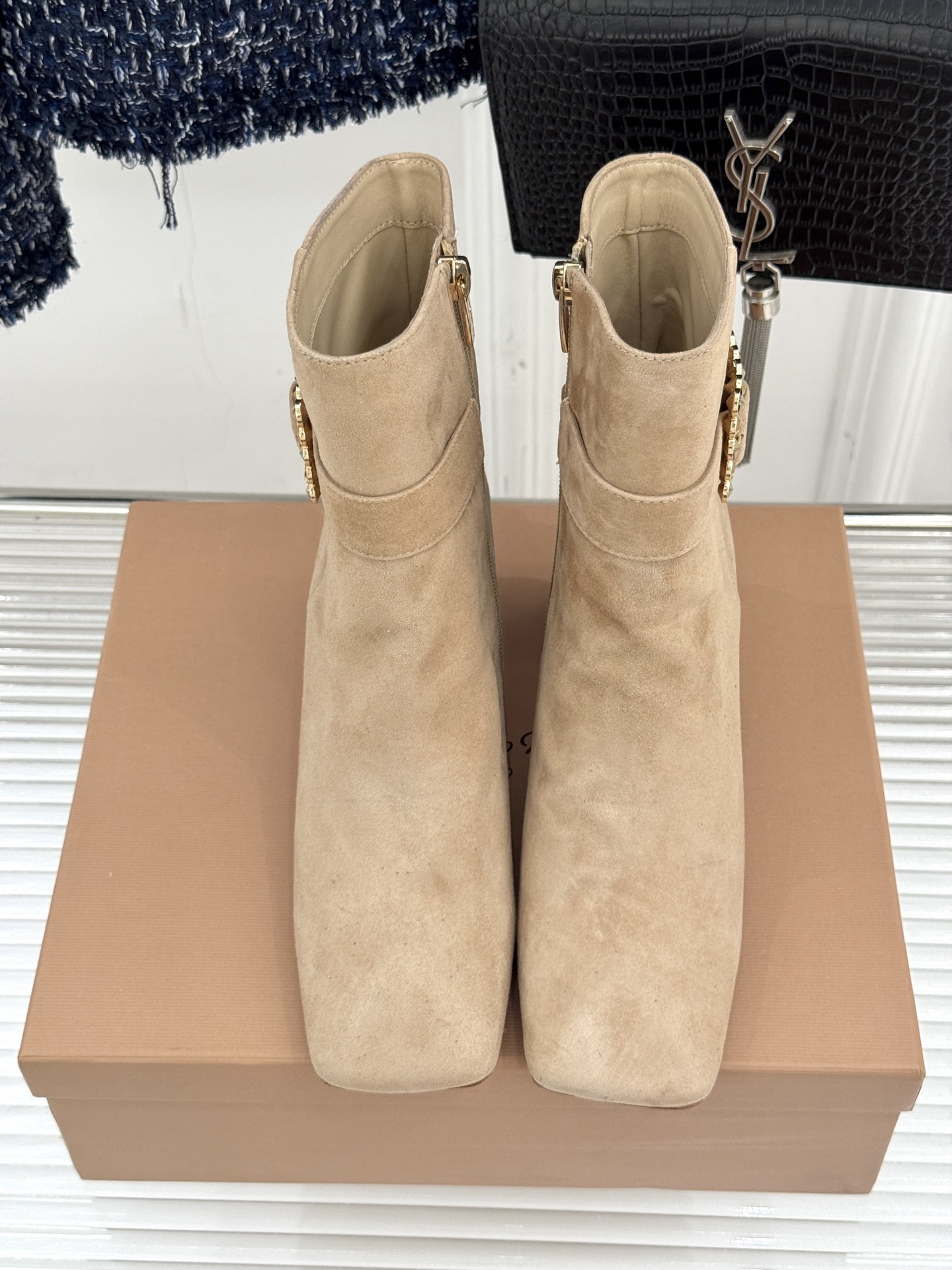 Gianvitorossi25WF金属方扣方头粗跟短靴时髦精的秋冬出街利器时尚达人都在寻觅一双能兼顾舒适