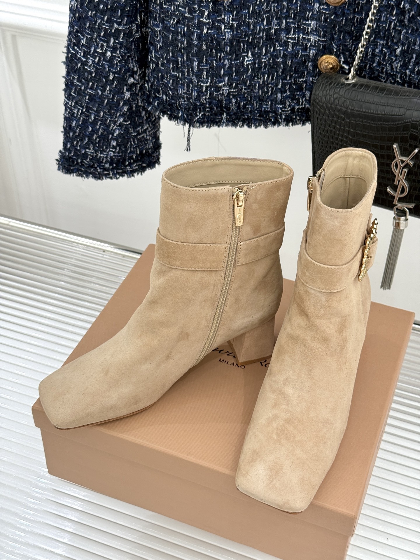 Gianvitorossi25WF金属方扣方头粗跟短靴时髦精的秋冬出街利器时尚达人都在寻觅一双能兼顾舒适