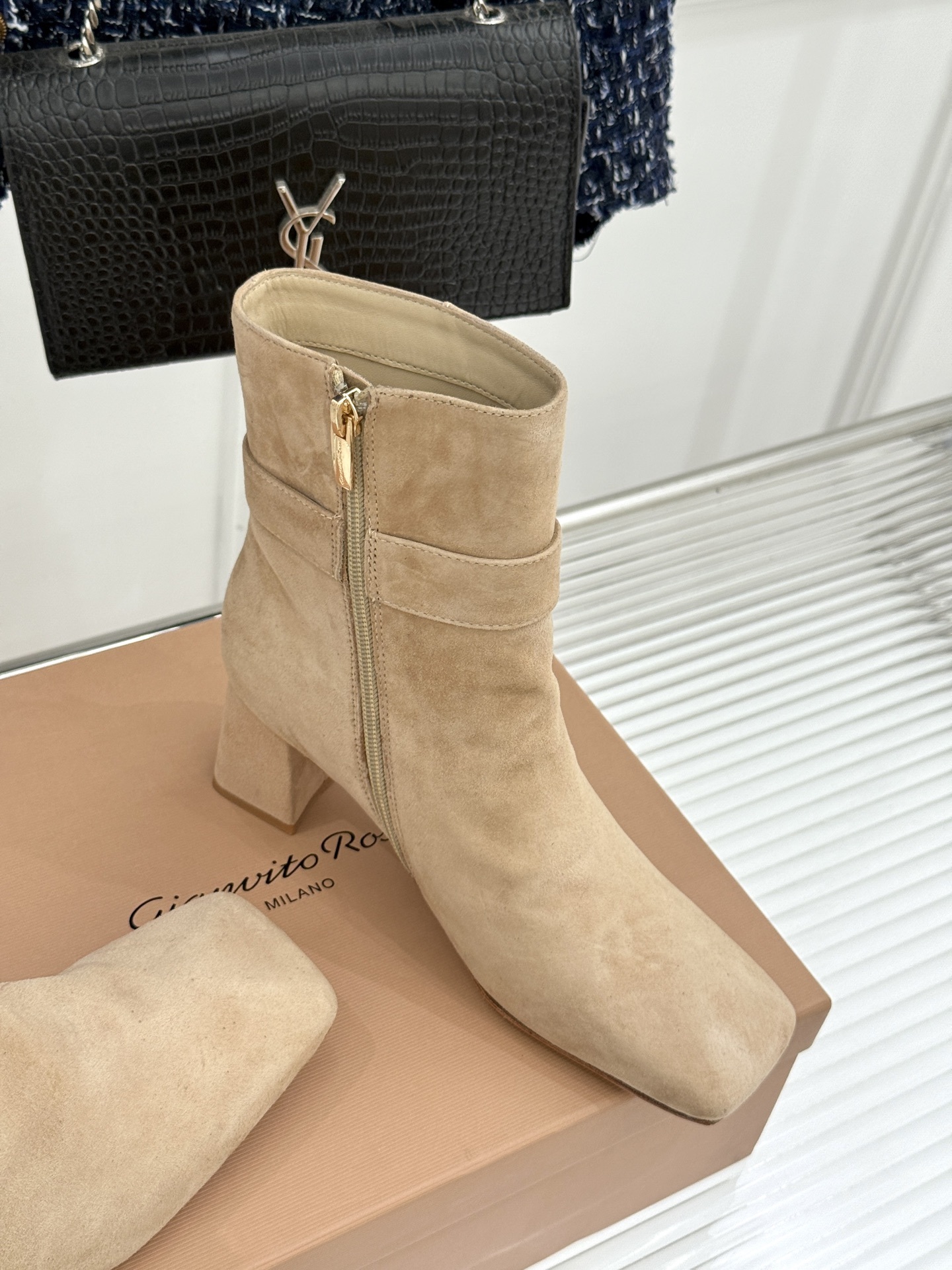 Gianvitorossi25WF金属方扣方头粗跟短靴时髦精的秋冬出街利器时尚达人都在寻觅一双能兼顾舒适