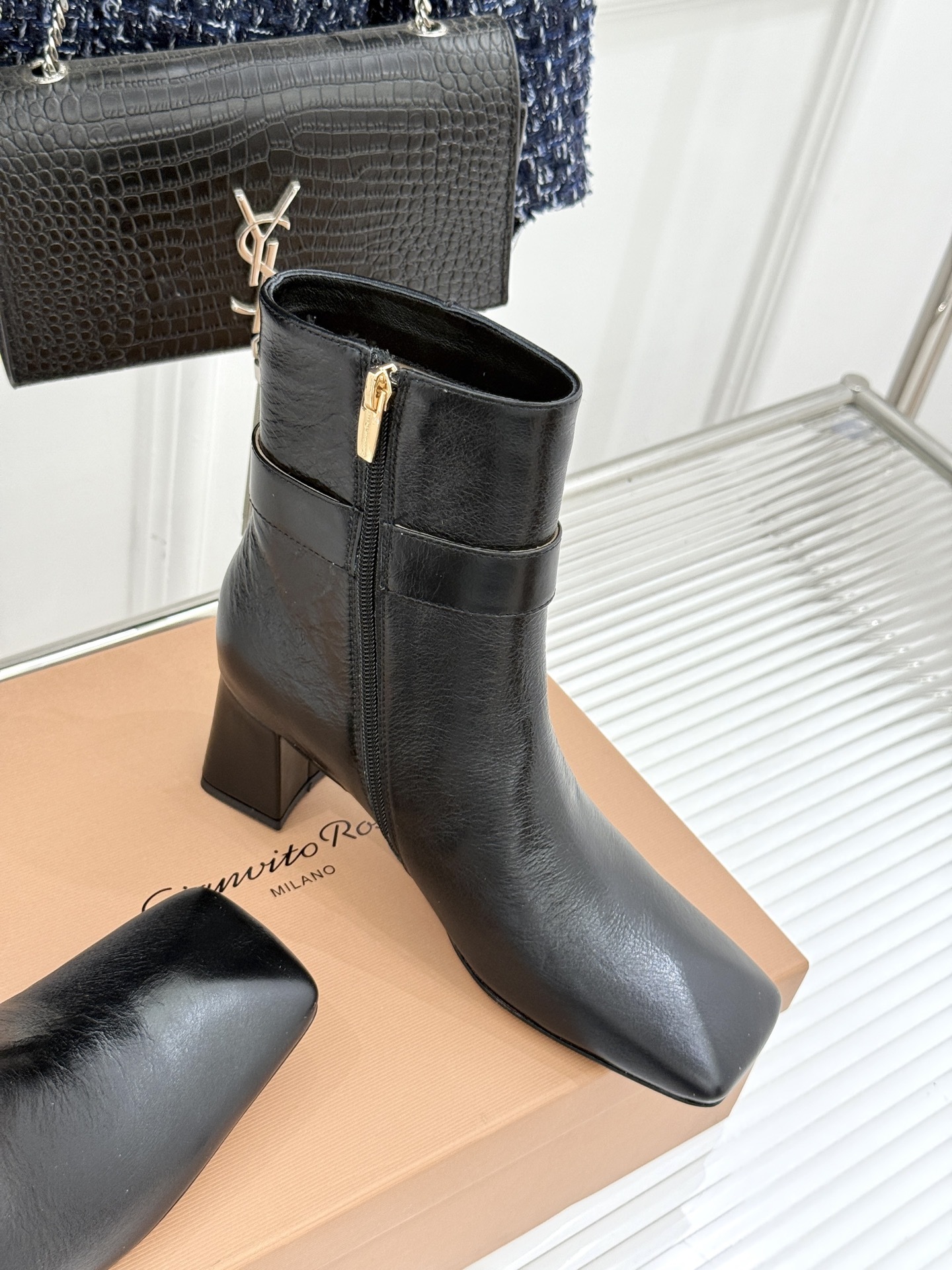 Gianvitorossi25WF金属方扣方头粗跟短靴时髦精的秋冬出街利器时尚达人都在寻觅一双能兼顾舒适