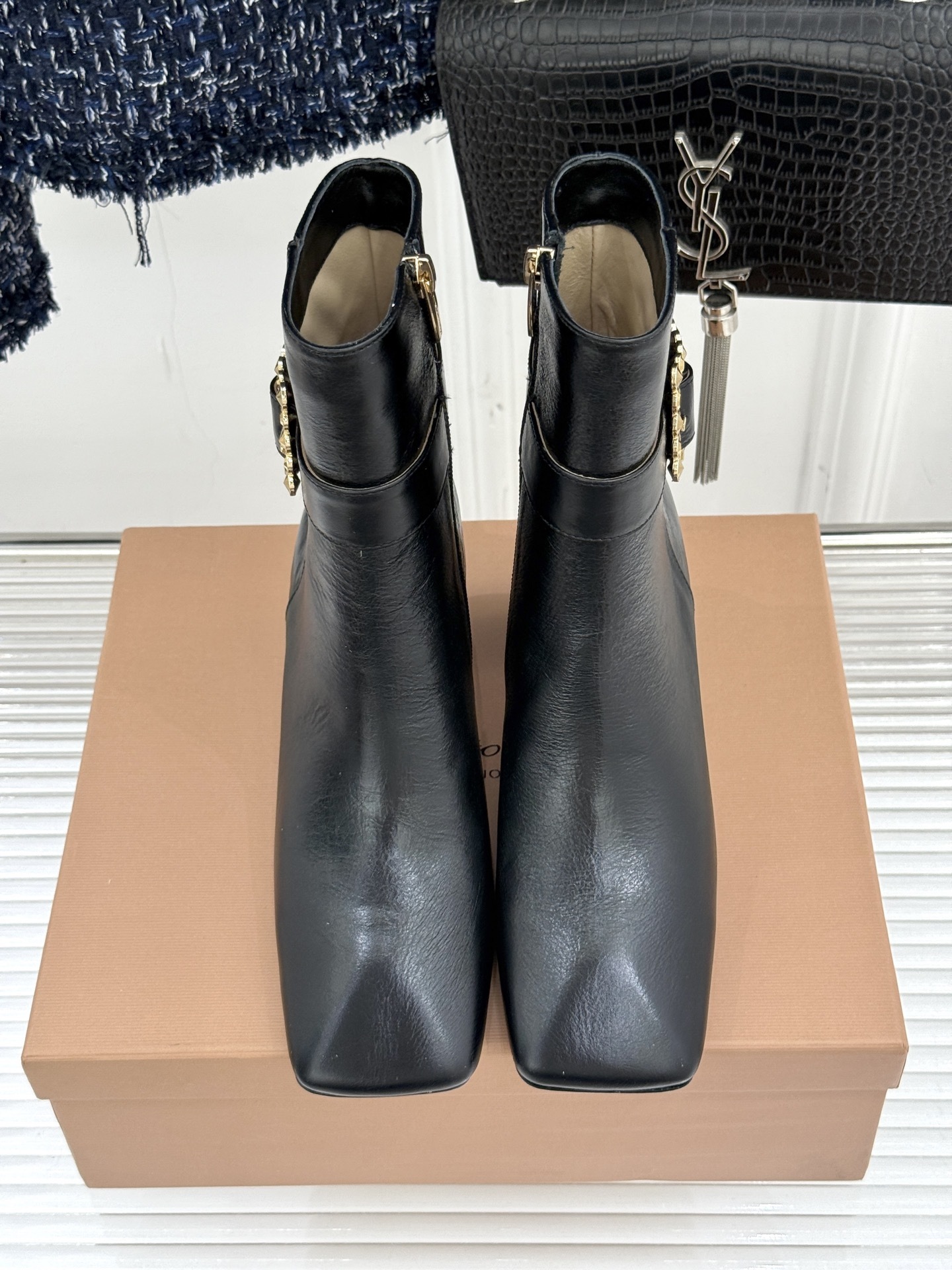 Gianvitorossi25WF金属方扣方头粗跟短靴时髦精的秋冬出街利器时尚达人都在寻觅一双能兼顾舒适