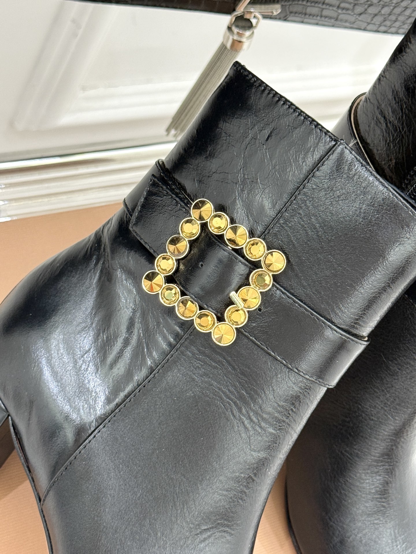 Gianvitorossi25WF金属方扣方头粗跟短靴时髦精的秋冬出街利器时尚达人都在寻觅一双能兼顾舒适