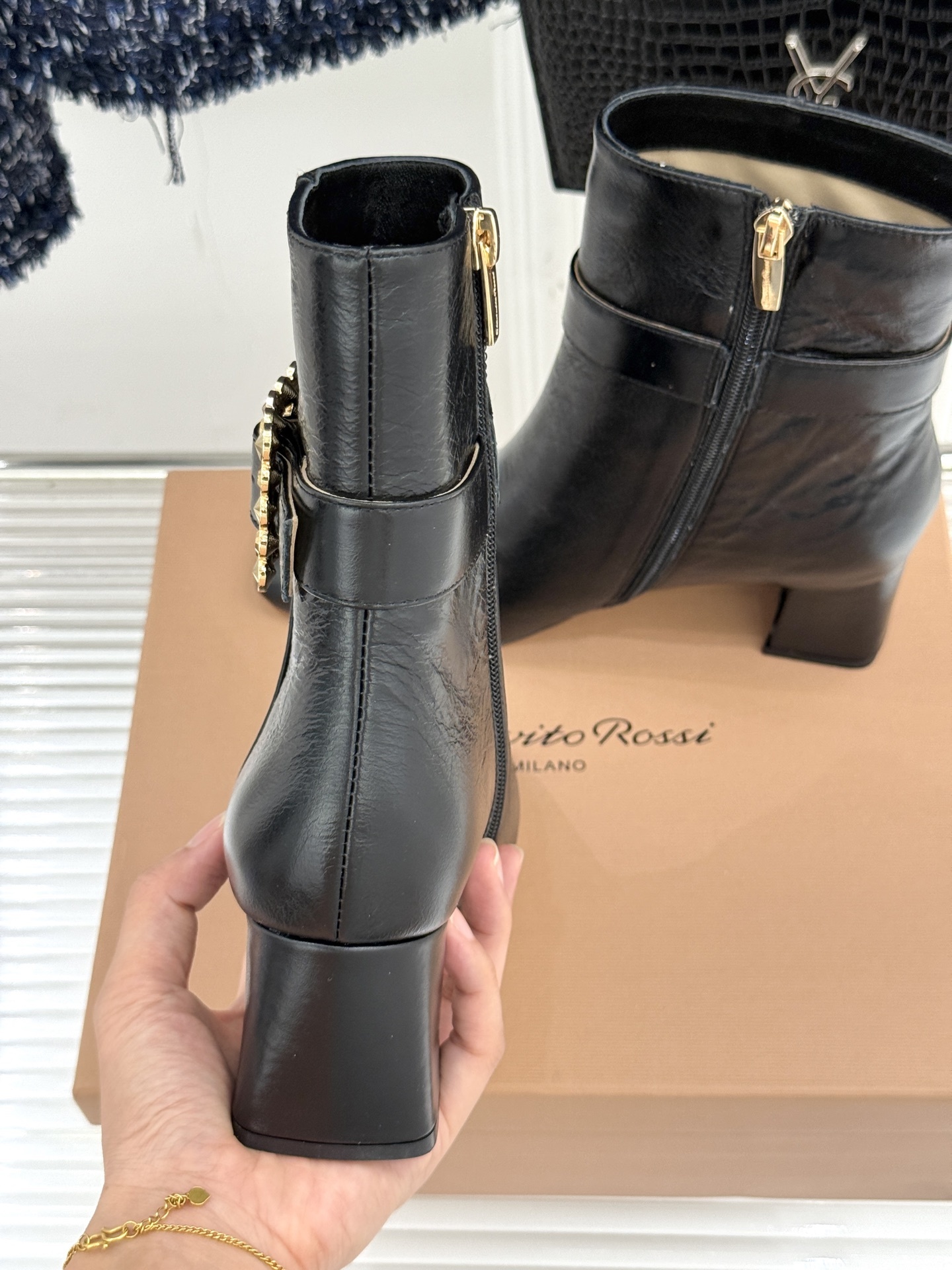 Gianvitorossi25WF金属方扣方头粗跟短靴时髦精的秋冬出街利器时尚达人都在寻觅一双能兼顾舒适