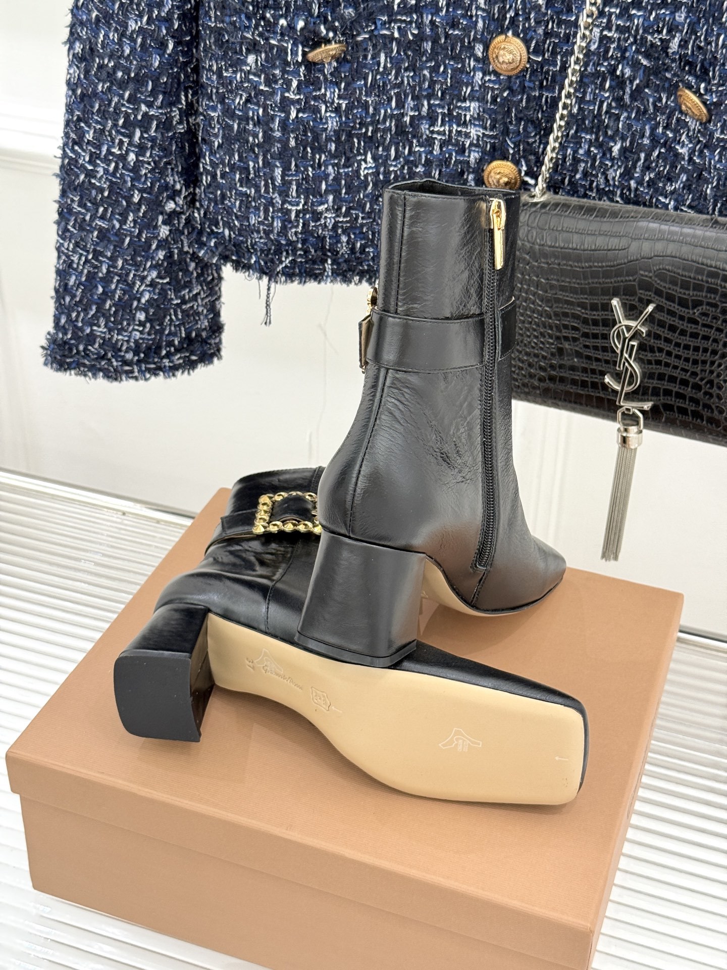 Gianvitorossi25WF金属方扣方头粗跟短靴时髦精的秋冬出街利器时尚达人都在寻觅一双能兼顾舒适
