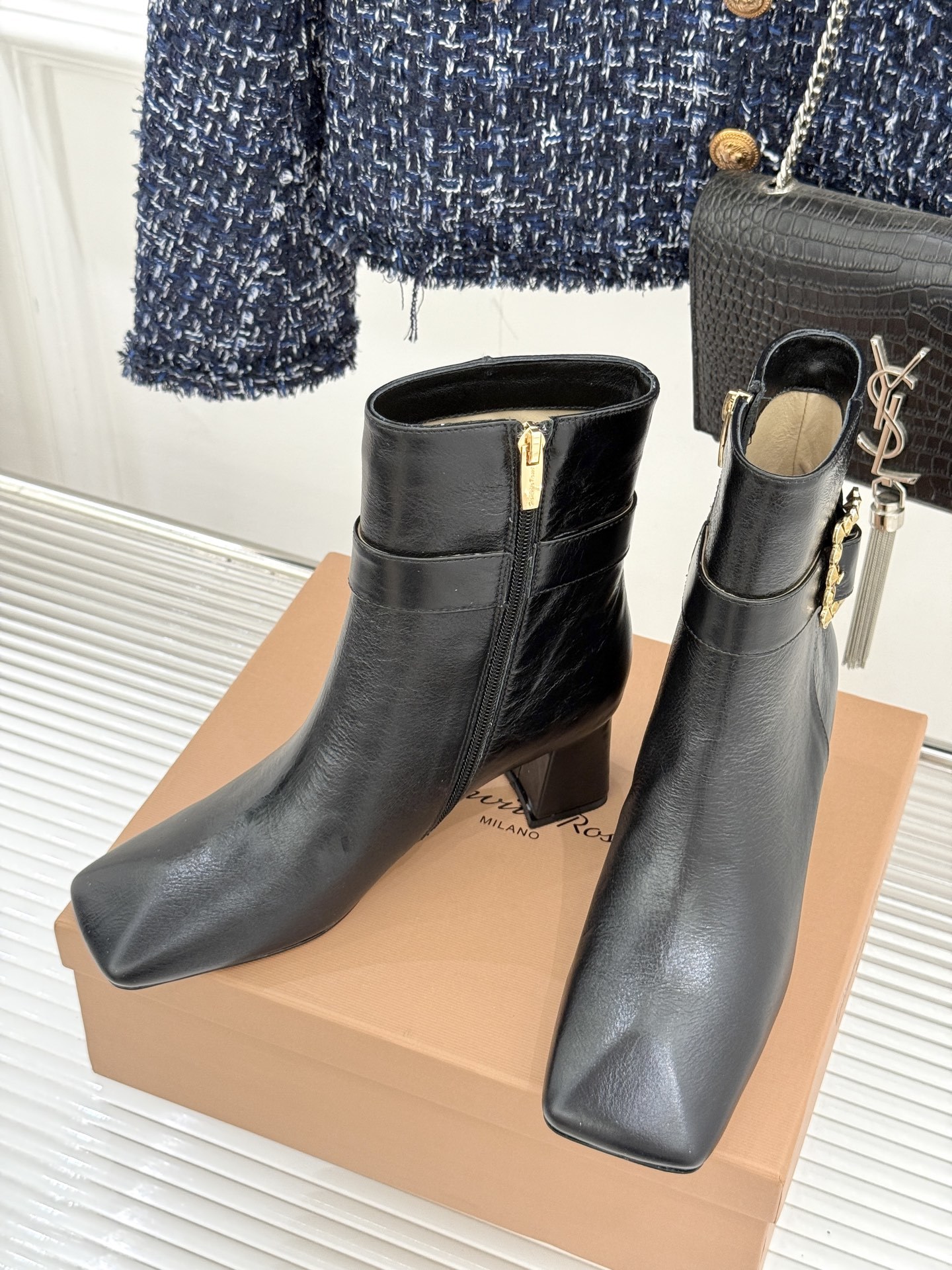 Gianvitorossi25WF金属方扣方头粗跟短靴时髦精的秋冬出街利器时尚达人都在寻觅一双能兼顾舒适