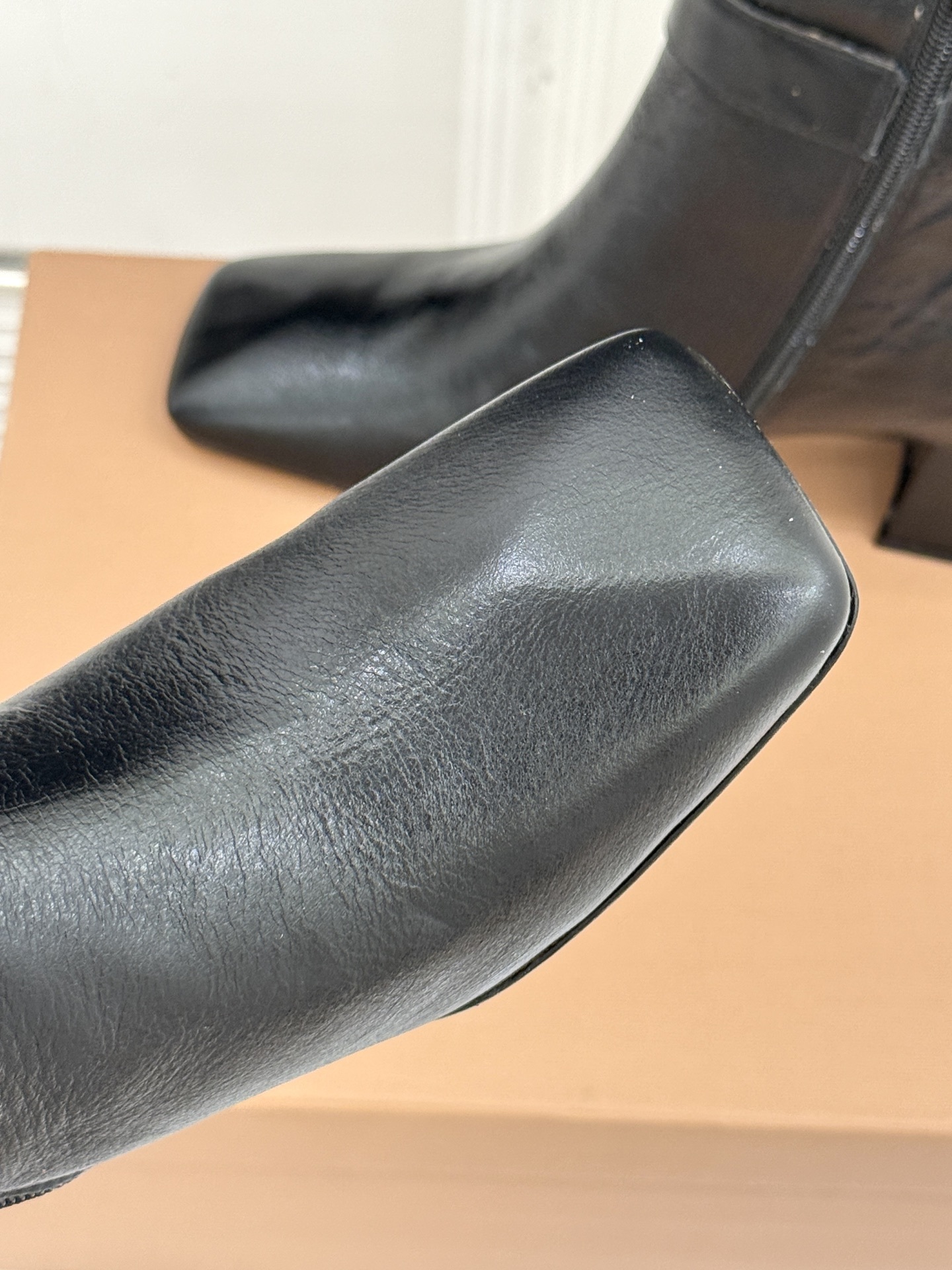 Gianvitorossi25WF金属方扣方头粗跟短靴时髦精的秋冬出街利器时尚达人都在寻觅一双能兼顾舒适