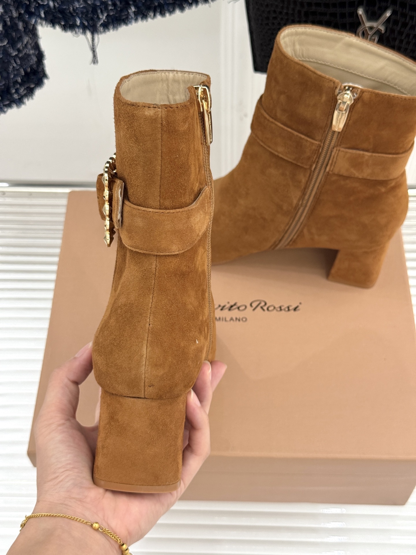 Gianvitorossi25WF金属方扣方头粗跟短靴时髦精的秋冬出街利器时尚达人都在寻觅一双能兼顾舒适