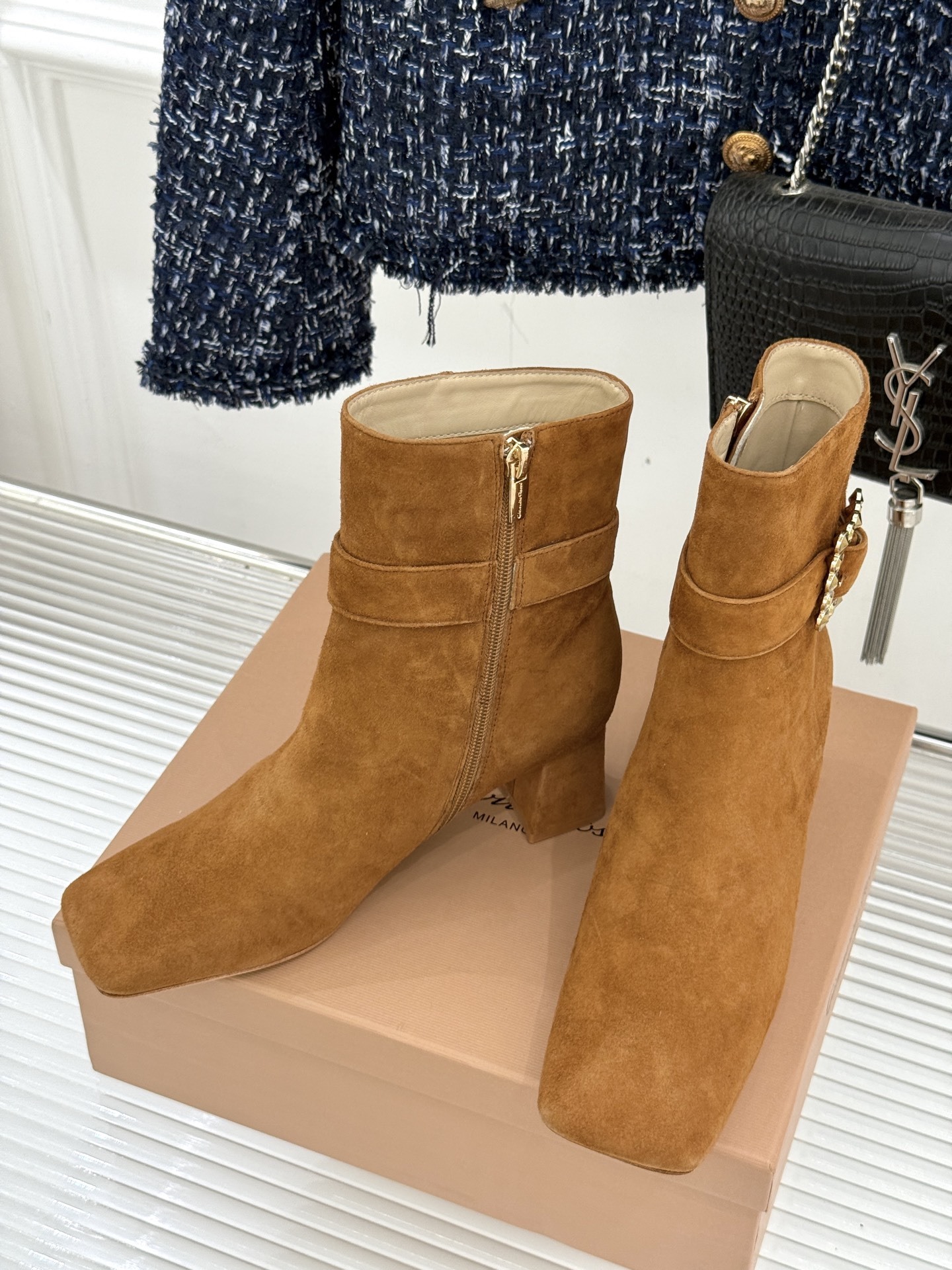 Gianvitorossi25WF金属方扣方头粗跟短靴时髦精的秋冬出街利器时尚达人都在寻觅一双能兼顾舒适