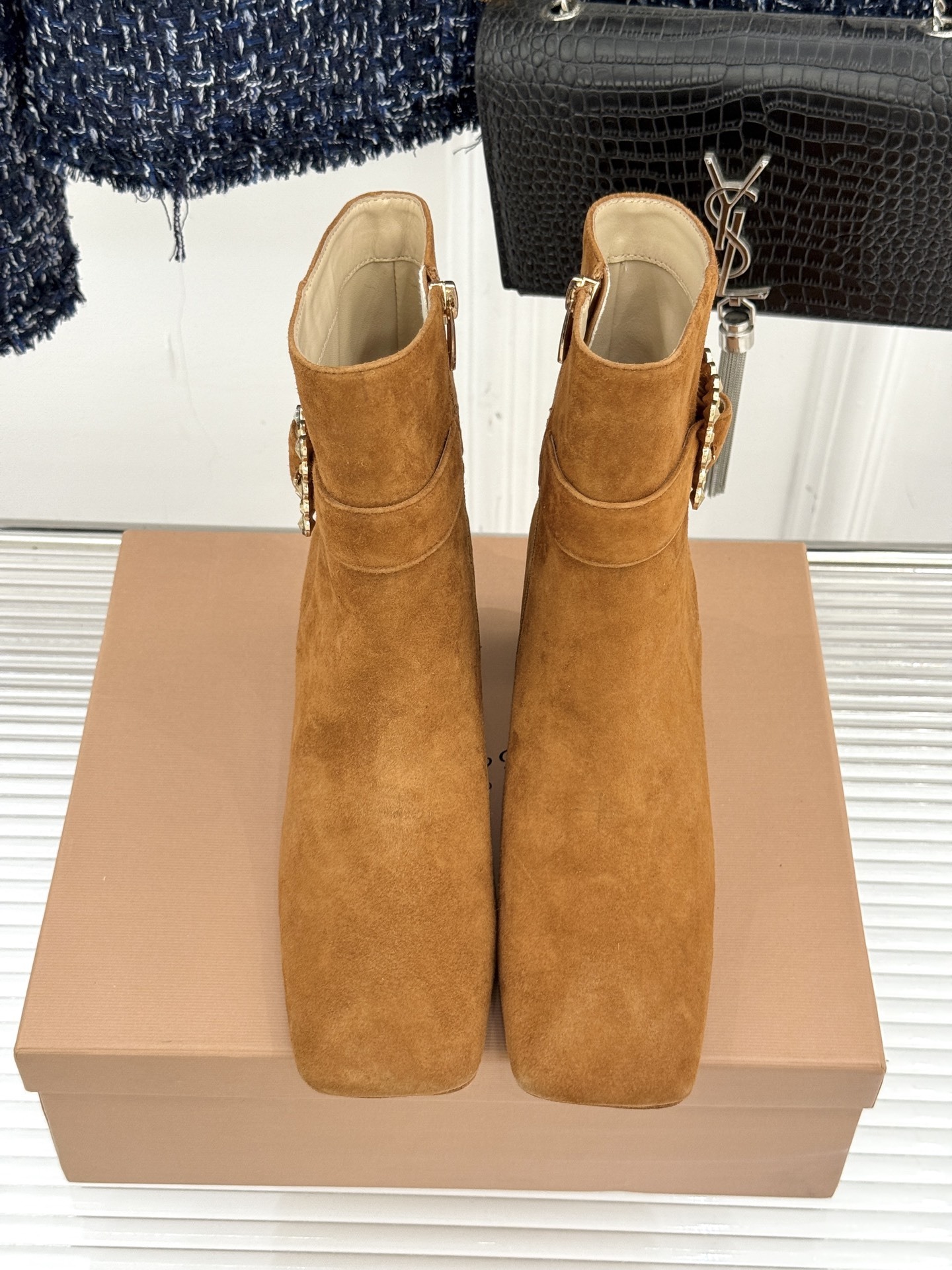 Gianvitorossi25WF金属方扣方头粗跟短靴时髦精的秋冬出街利器时尚达人都在寻觅一双能兼顾舒适