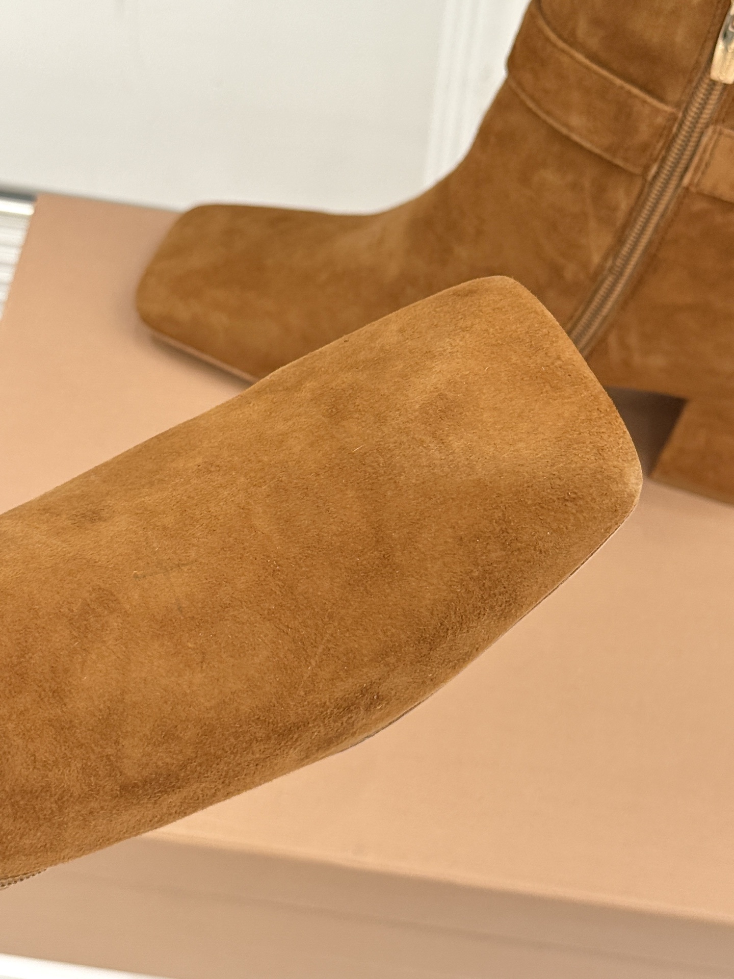 Gianvitorossi25WF金属方扣方头粗跟短靴时髦精的秋冬出街利器时尚达人都在寻觅一双能兼顾舒适
