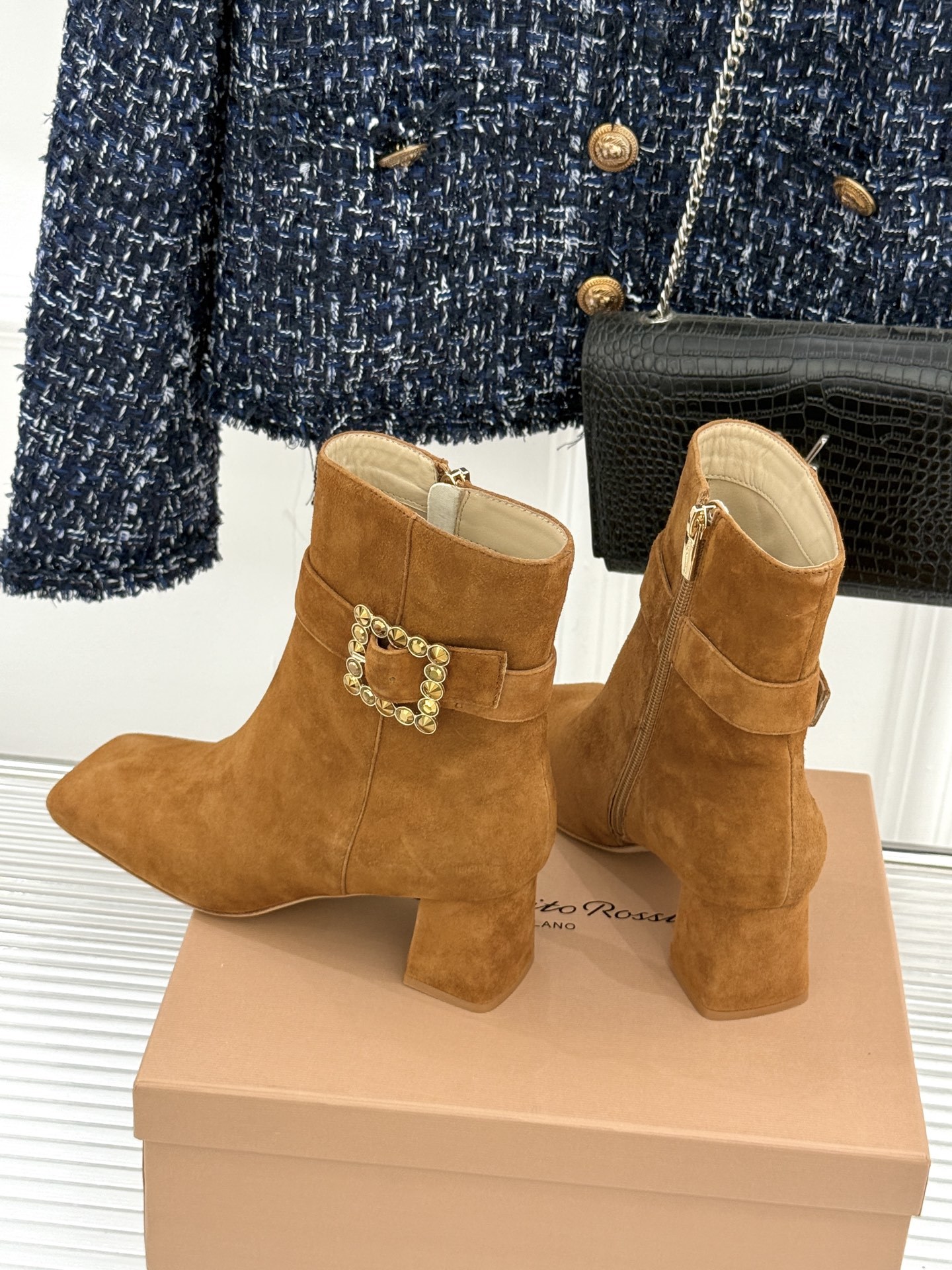 Gianvitorossi25WF金属方扣方头粗跟短靴时髦精的秋冬出街利器时尚达人都在寻觅一双能兼顾舒适