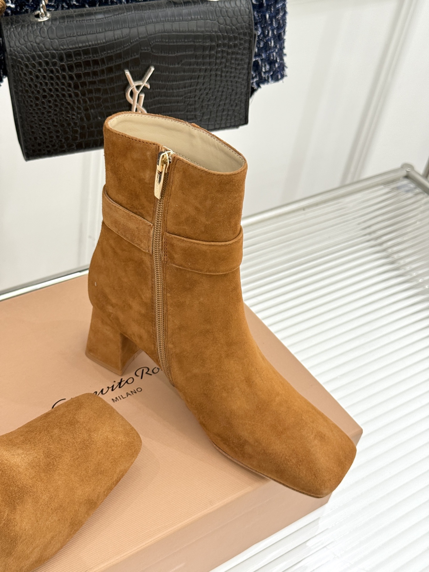 Gianvitorossi25WF金属方扣方头粗跟短靴时髦精的秋冬出街利器时尚达人都在寻觅一双能兼顾舒适