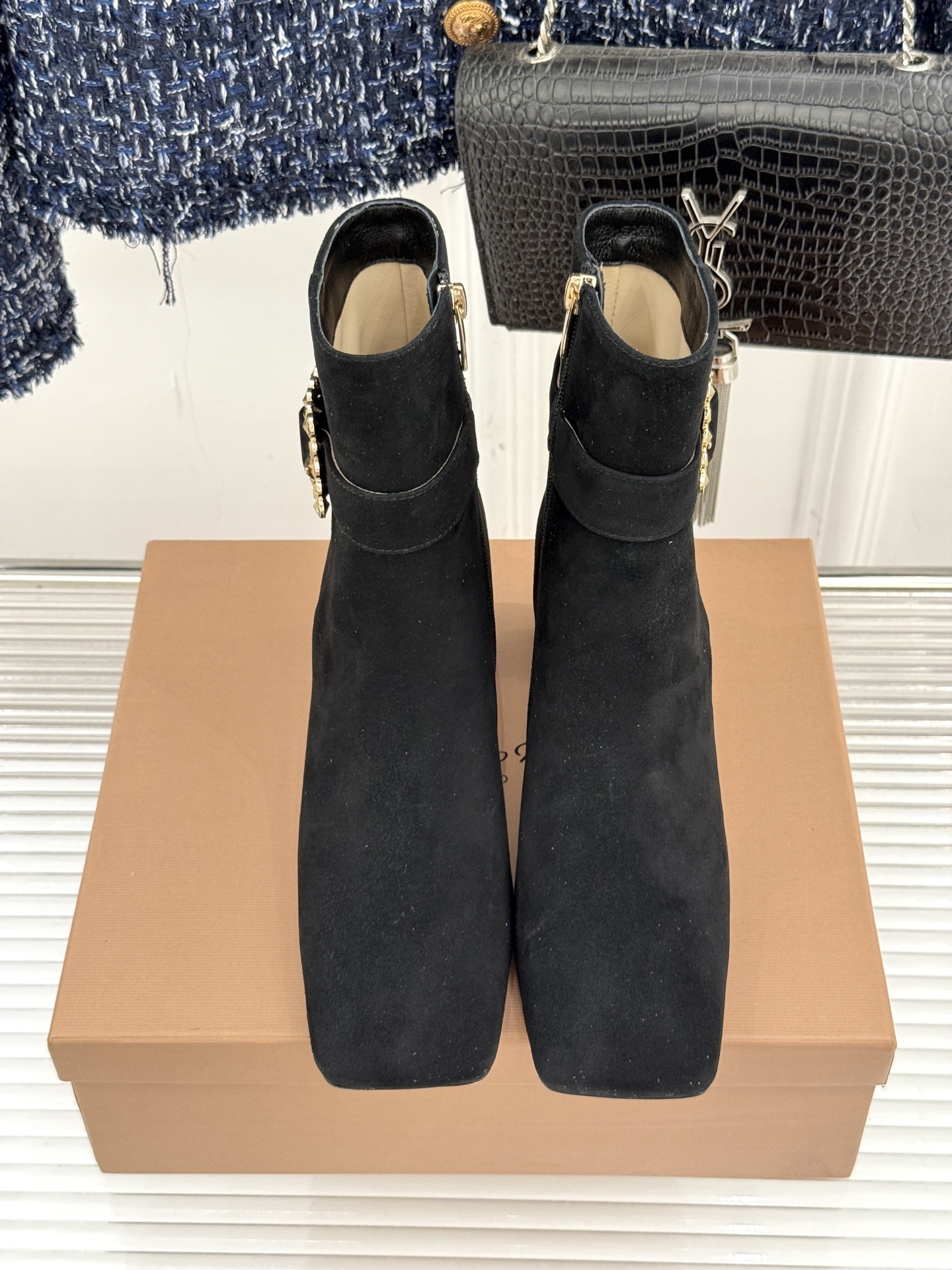 Gianvitorossi25WF金属方扣方头粗跟短靴时髦精的秋冬出街利器时尚达人都在寻觅一双能兼顾舒适