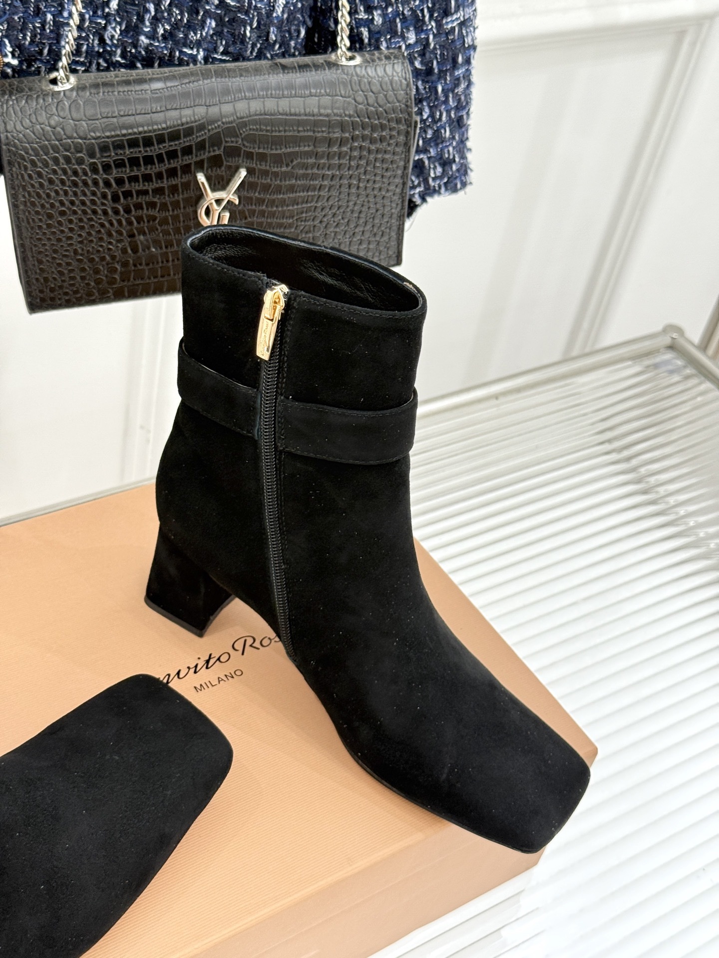 Gianvitorossi25WF金属方扣方头粗跟短靴时髦精的秋冬出街利器时尚达人都在寻觅一双能兼顾舒适