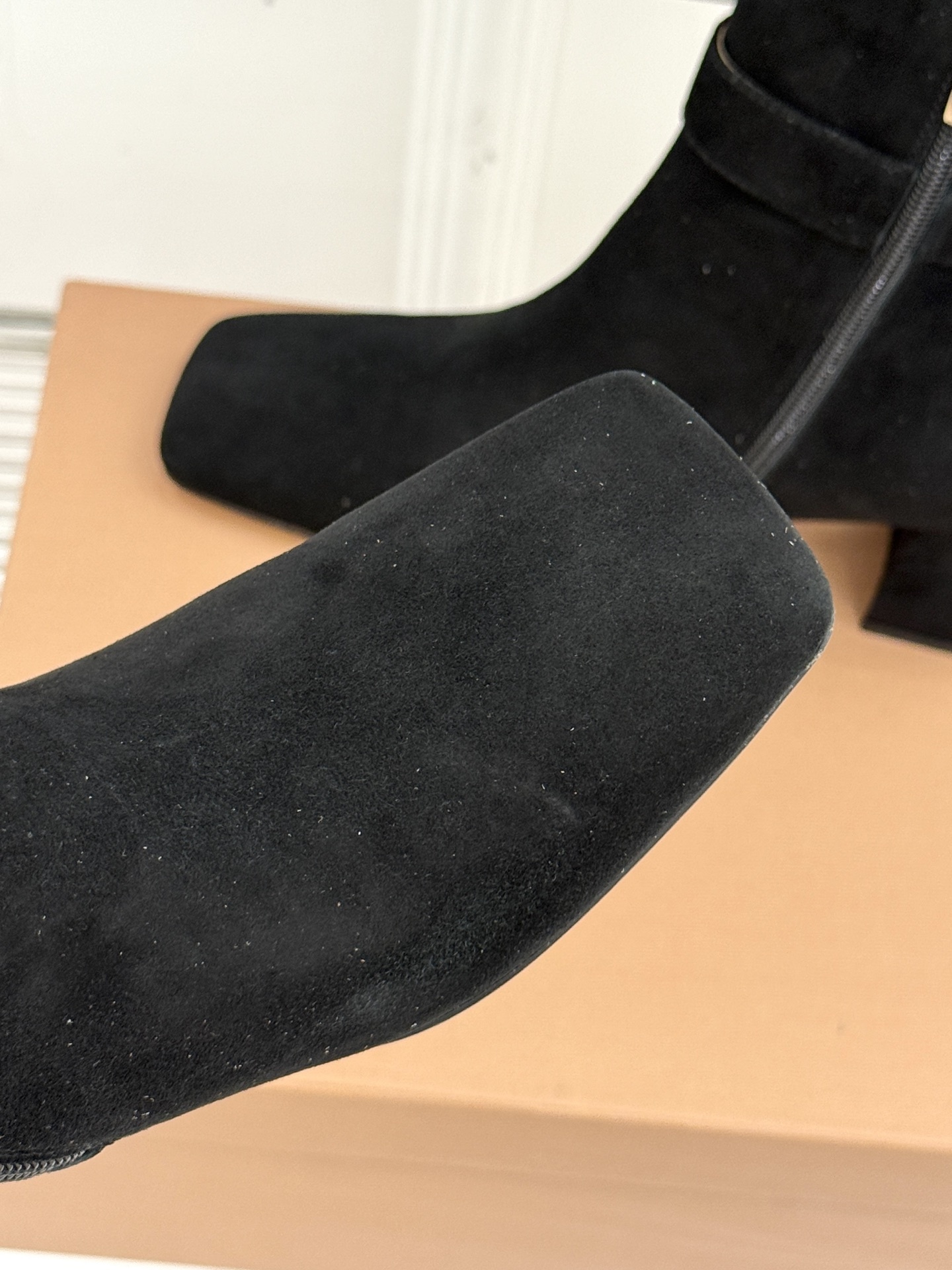 Gianvitorossi25WF金属方扣方头粗跟短靴时髦精的秋冬出街利器时尚达人都在寻觅一双能兼顾舒适