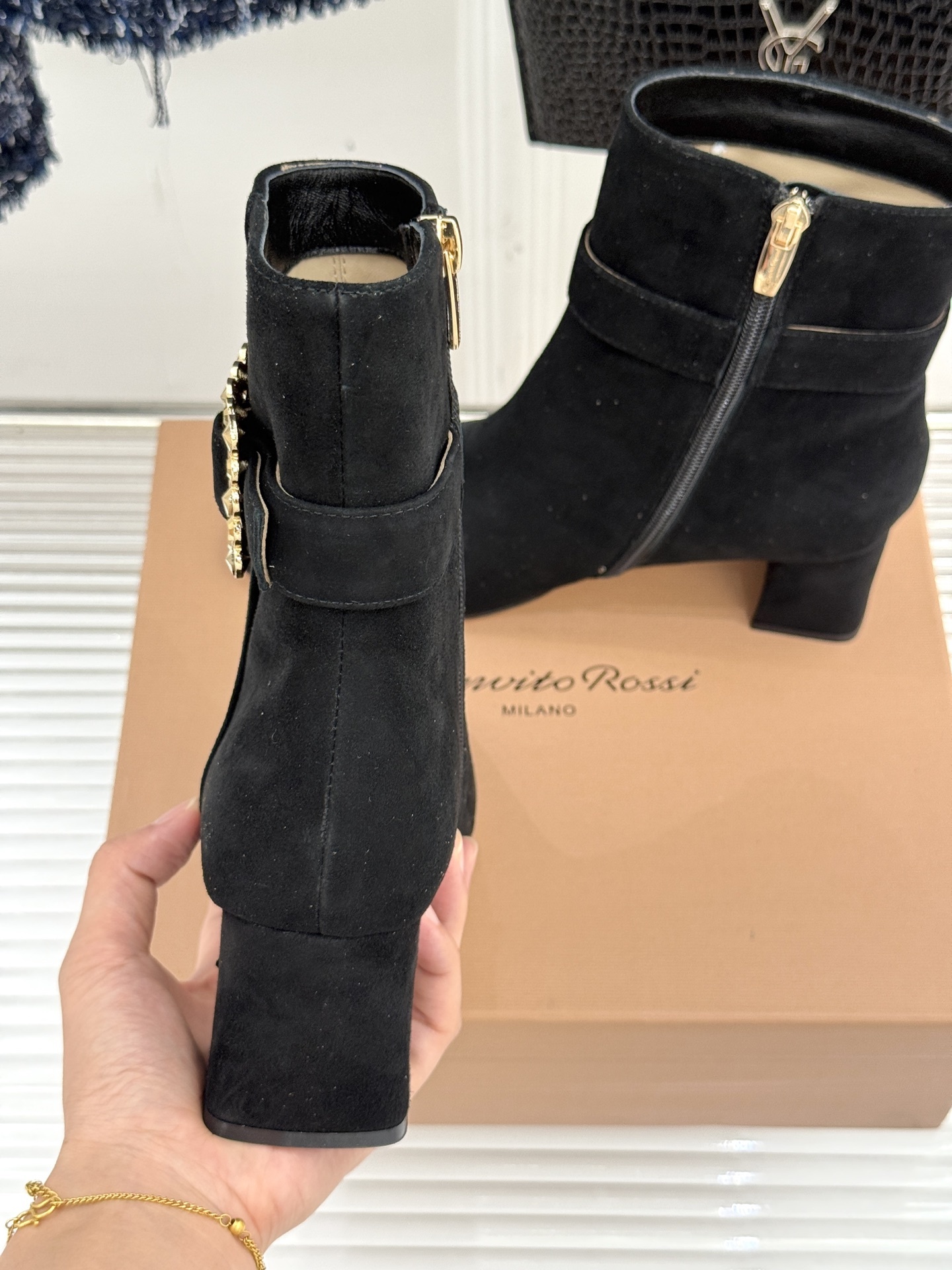 Gianvitorossi25WF金属方扣方头粗跟短靴时髦精的秋冬出街利器时尚达人都在寻觅一双能兼顾舒适