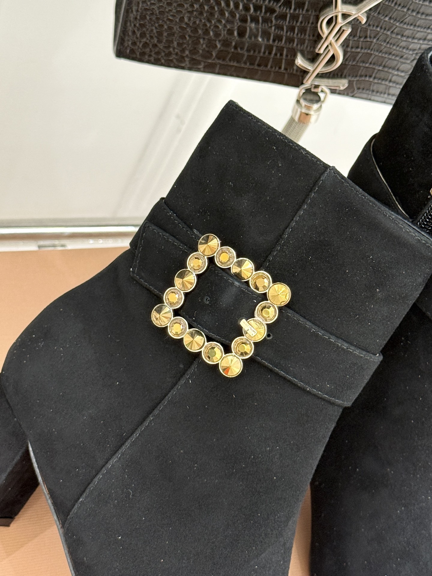 Gianvitorossi25WF金属方扣方头粗跟短靴时髦精的秋冬出街利器时尚达人都在寻觅一双能兼顾舒适