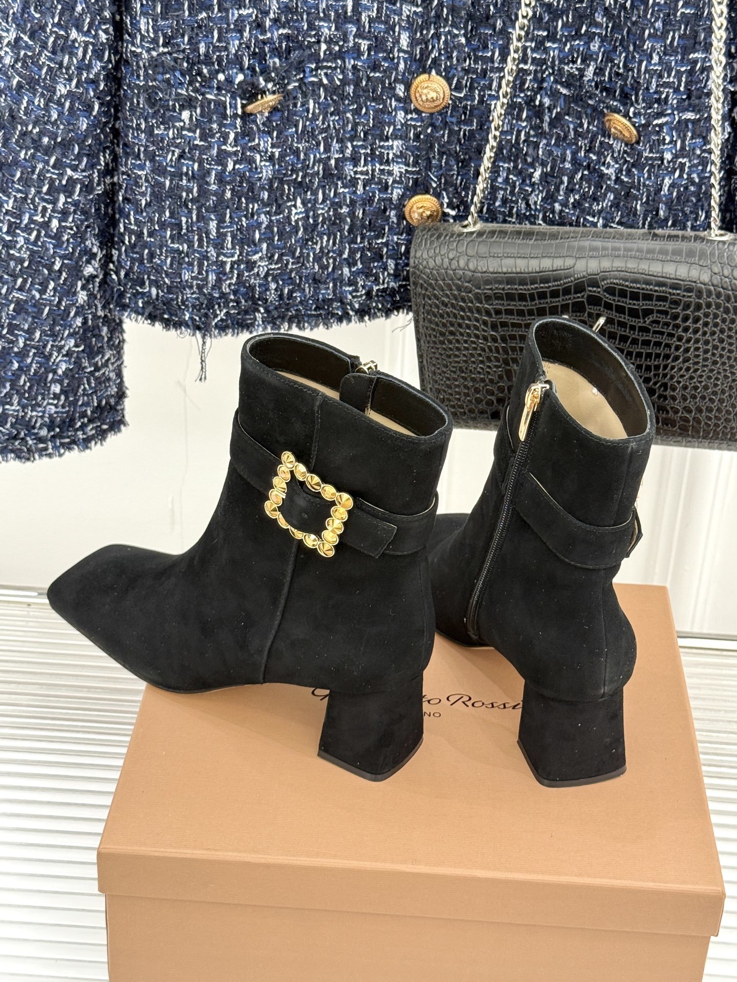 Gianvitorossi25WF金属方扣方头粗跟短靴时髦精的秋冬出街利器时尚达人都在寻觅一双能兼顾舒适