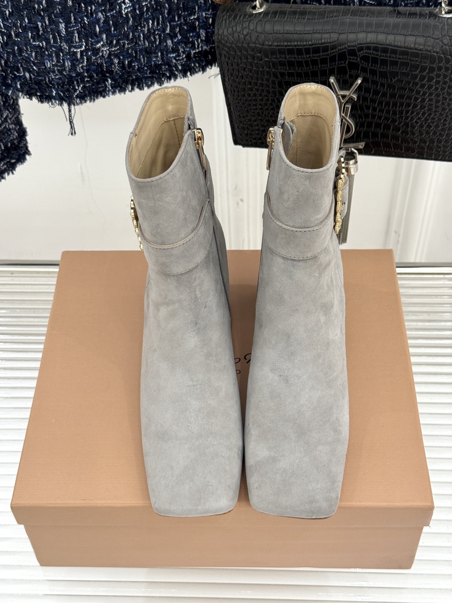 Gianvitorossi25WF金属方扣方头粗跟短靴时髦精的秋冬出街利器时尚达人都在寻觅一双能兼顾舒适