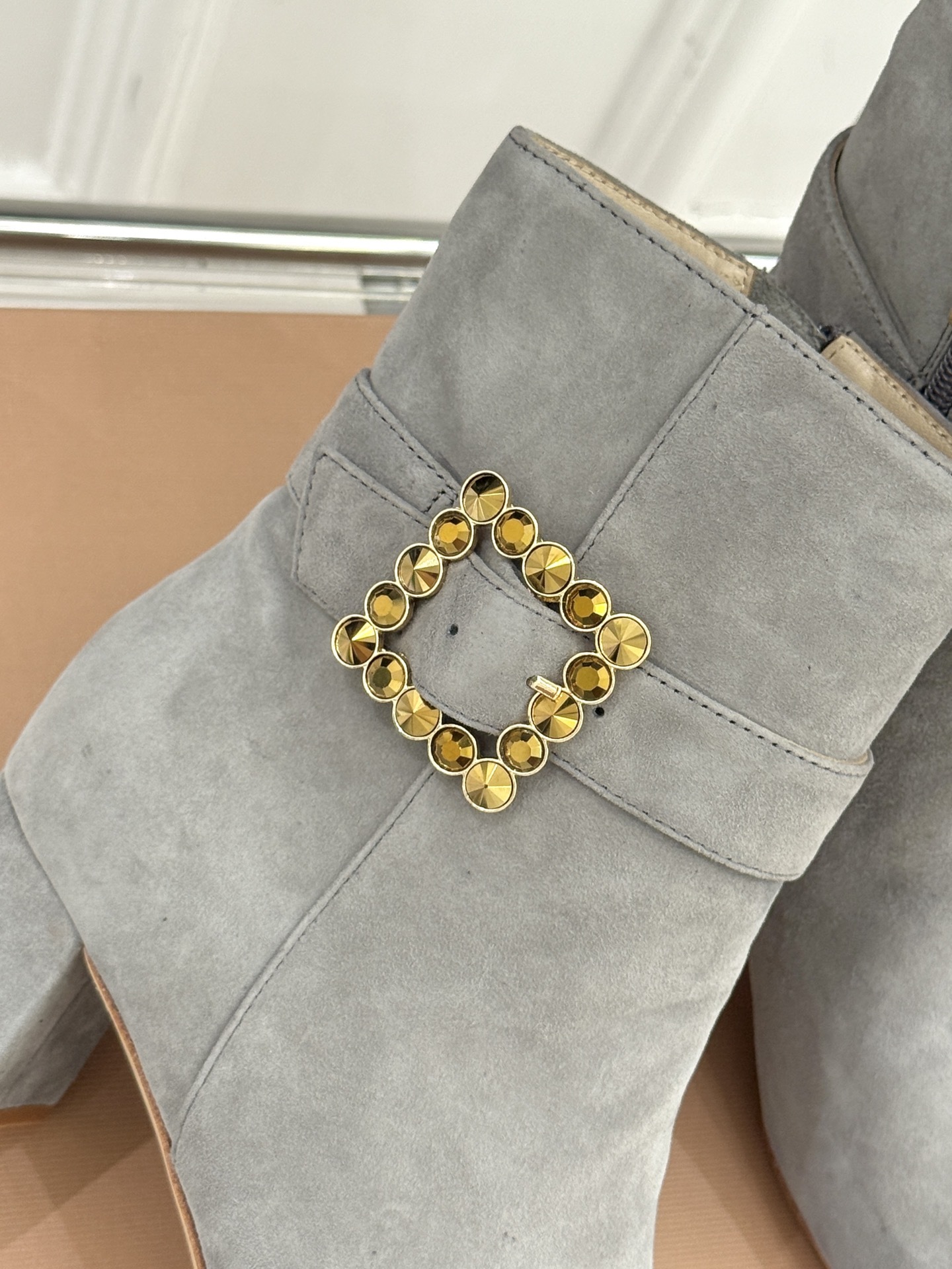 Gianvitorossi25WF金属方扣方头粗跟短靴时髦精的秋冬出街利器时尚达人都在寻觅一双能兼顾舒适