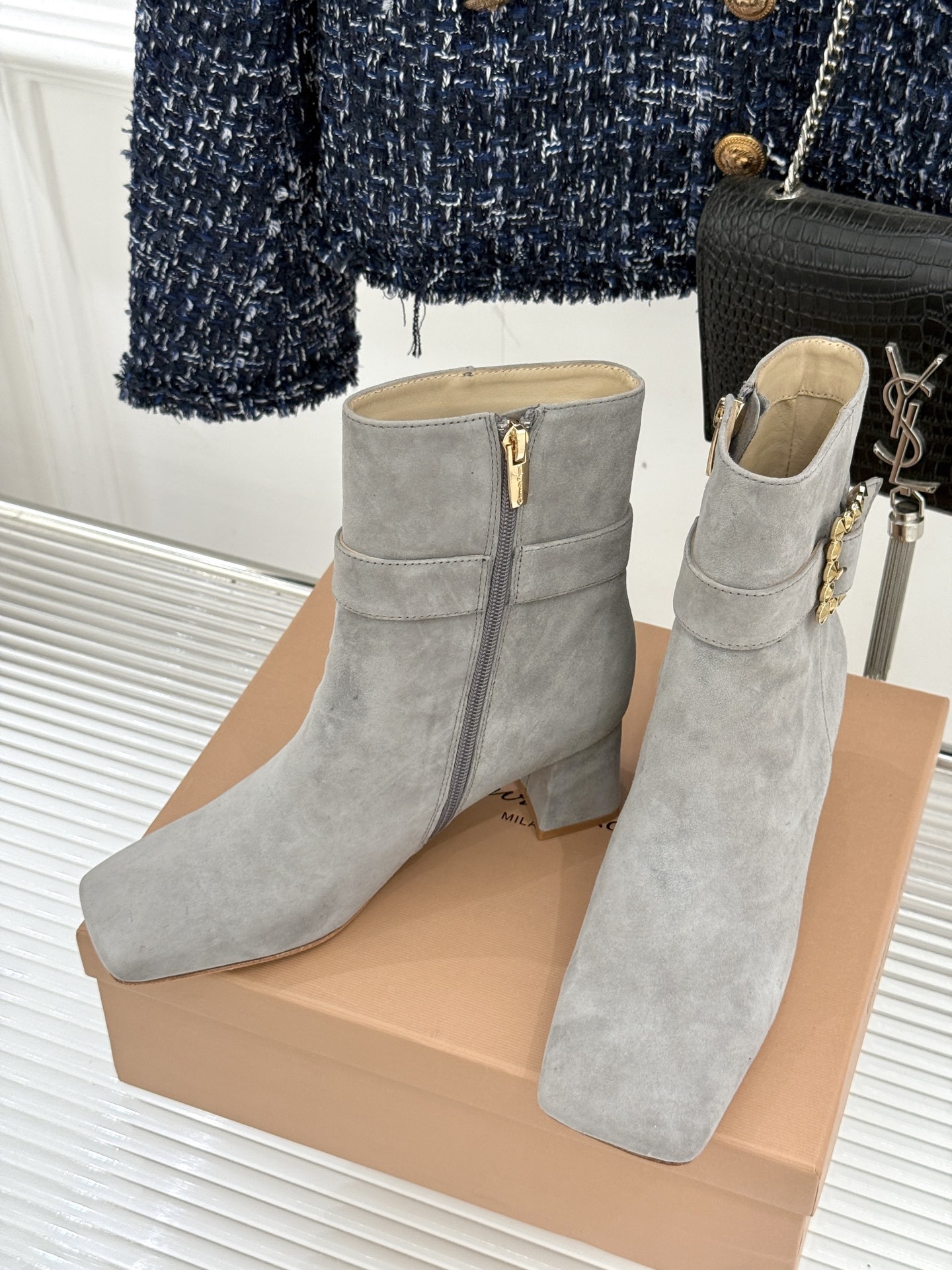 Gianvitorossi25WF金属方扣方头粗跟短靴时髦精的秋冬出街利器时尚达人都在寻觅一双能兼顾舒适
