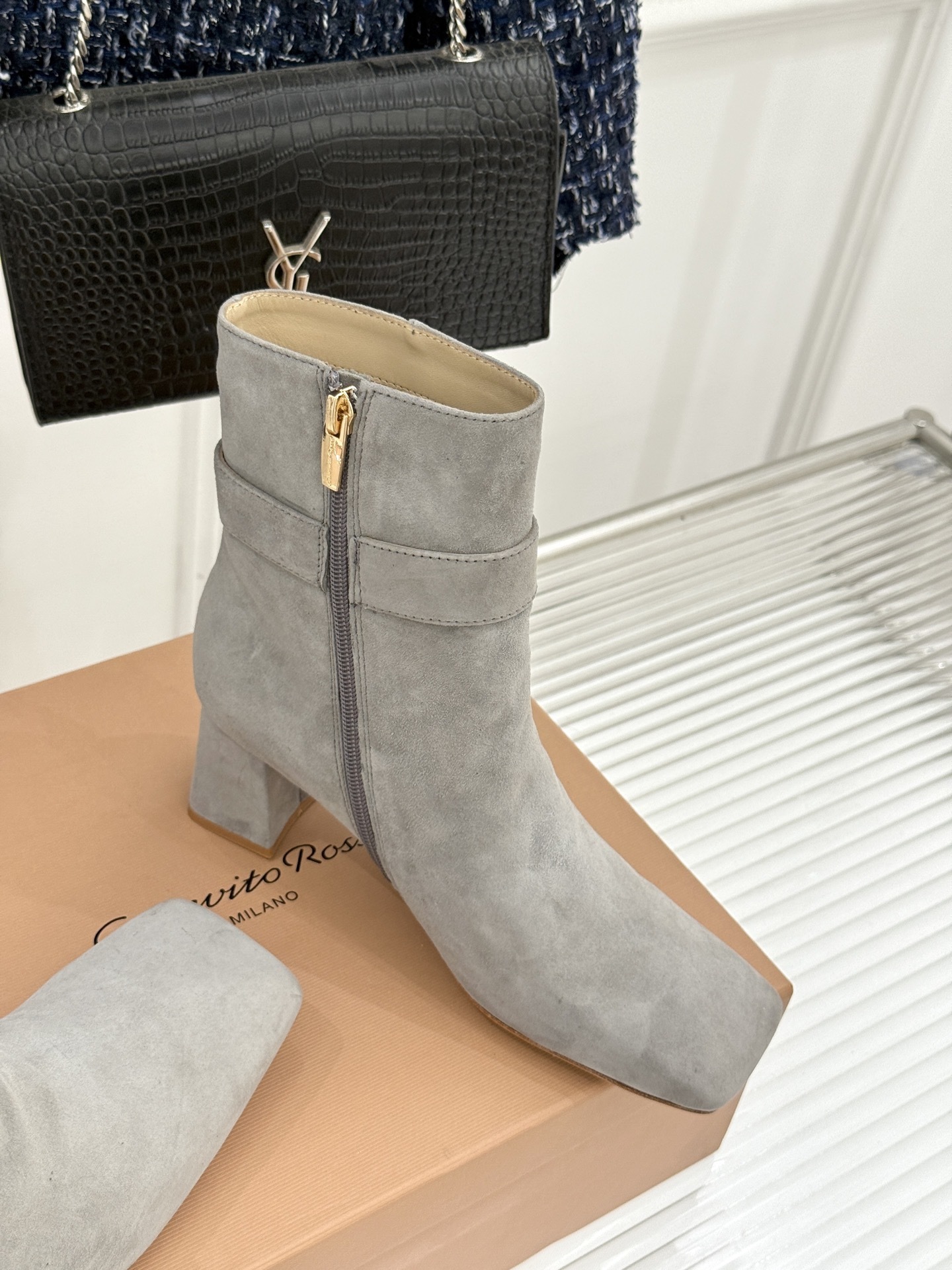 Gianvitorossi25WF金属方扣方头粗跟短靴时髦精的秋冬出街利器时尚达人都在寻觅一双能兼顾舒适