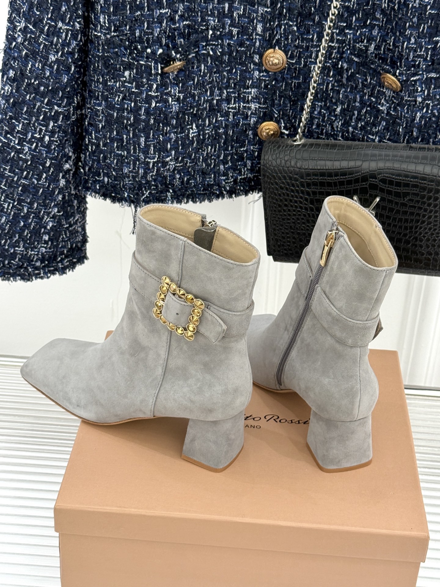 Gianvitorossi25WF金属方扣方头粗跟短靴时髦精的秋冬出街利器时尚达人都在寻觅一双能兼顾舒适