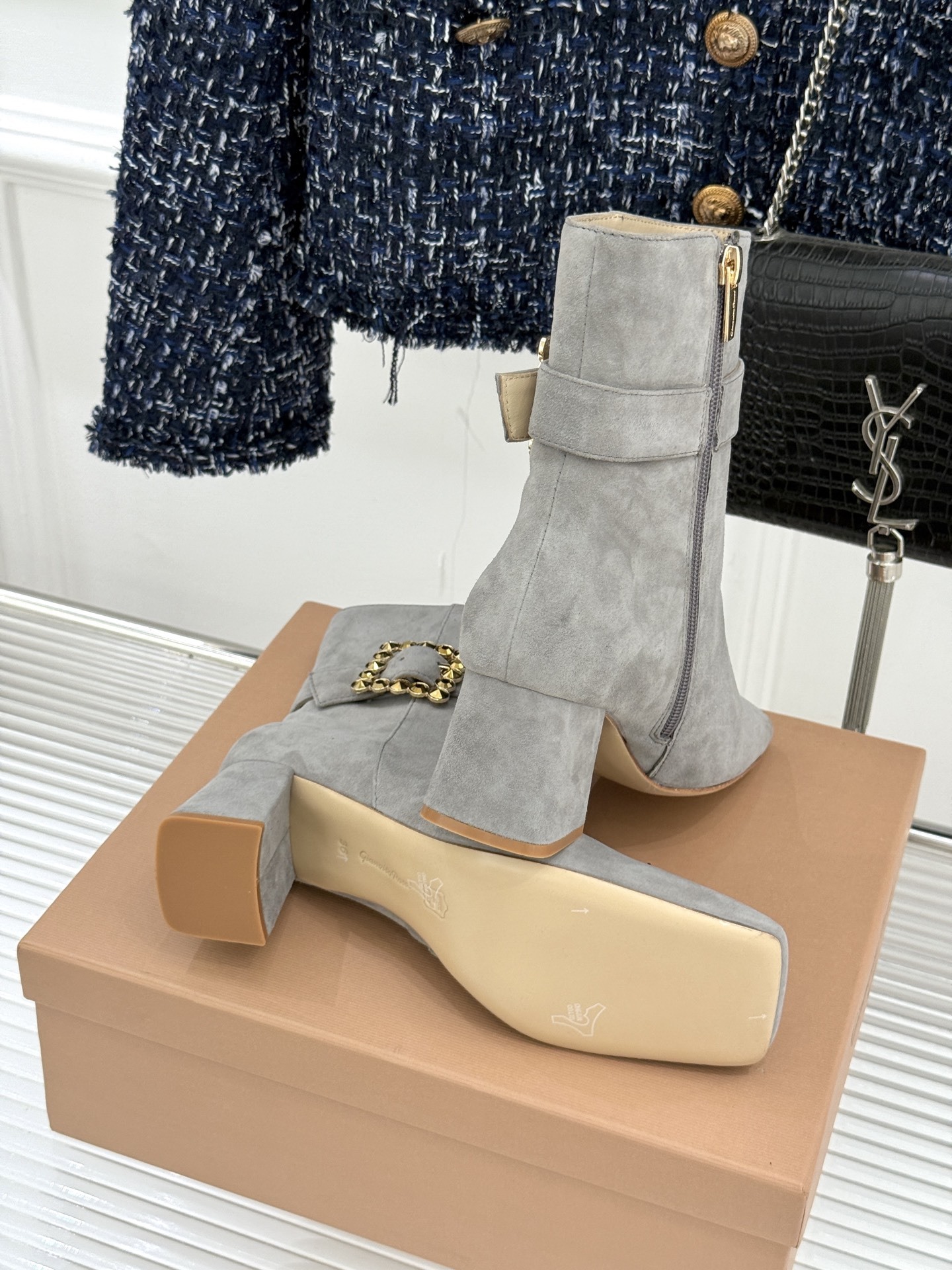 Gianvitorossi25WF金属方扣方头粗跟短靴时髦精的秋冬出街利器时尚达人都在寻觅一双能兼顾舒适
