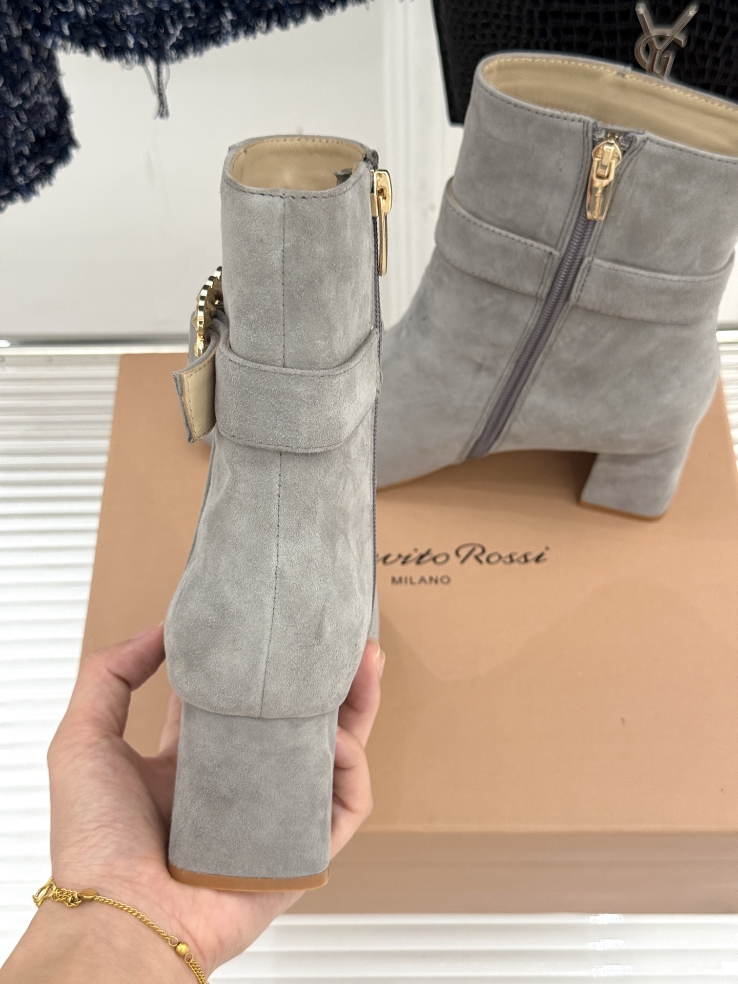 Gianvitorossi25WF金属方扣方头粗跟短靴时髦精的秋冬出街利器时尚达人都在寻觅一双能兼顾舒适
