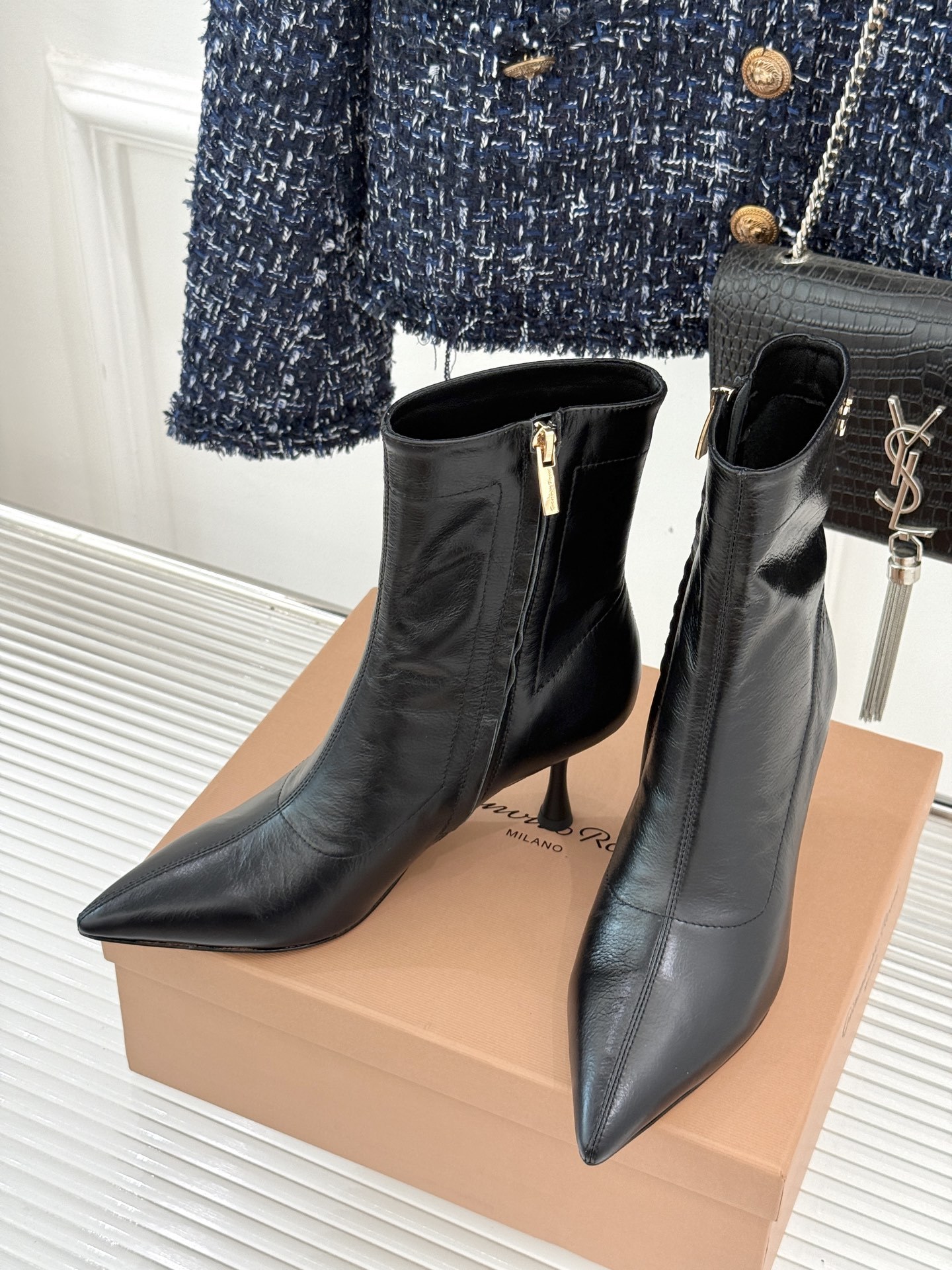 Gianvitorossi25WF秋冬新品侧拉链尖头高跟短靴当极简美学邂逅意式匠心这款短靴就此成为你鞋柜