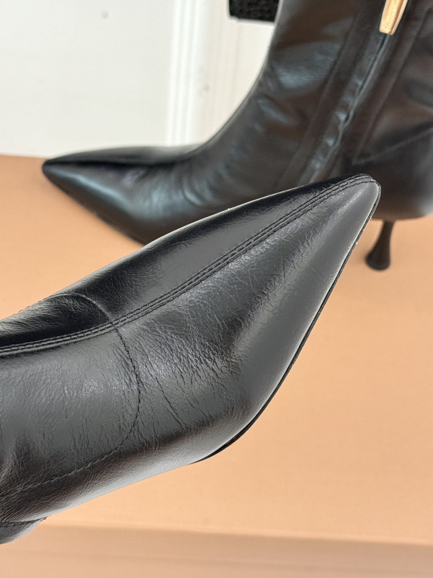 Gianvitorossi25WF秋冬新品侧拉链尖头高跟短靴当极简美学邂逅意式匠心这款短靴就此成为你鞋柜
