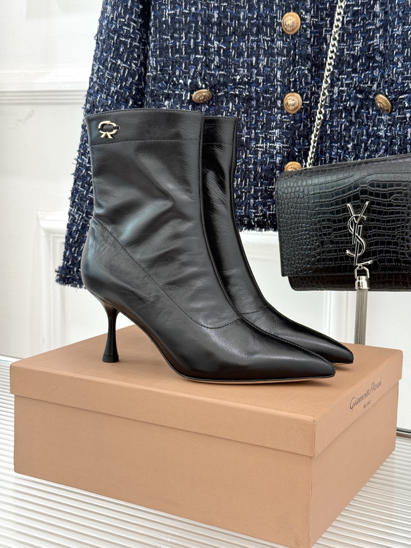 Gianvitorossi25WF秋冬新品侧拉链尖头高跟短靴当极简美学邂逅意式匠心这款短靴就此成为你鞋柜