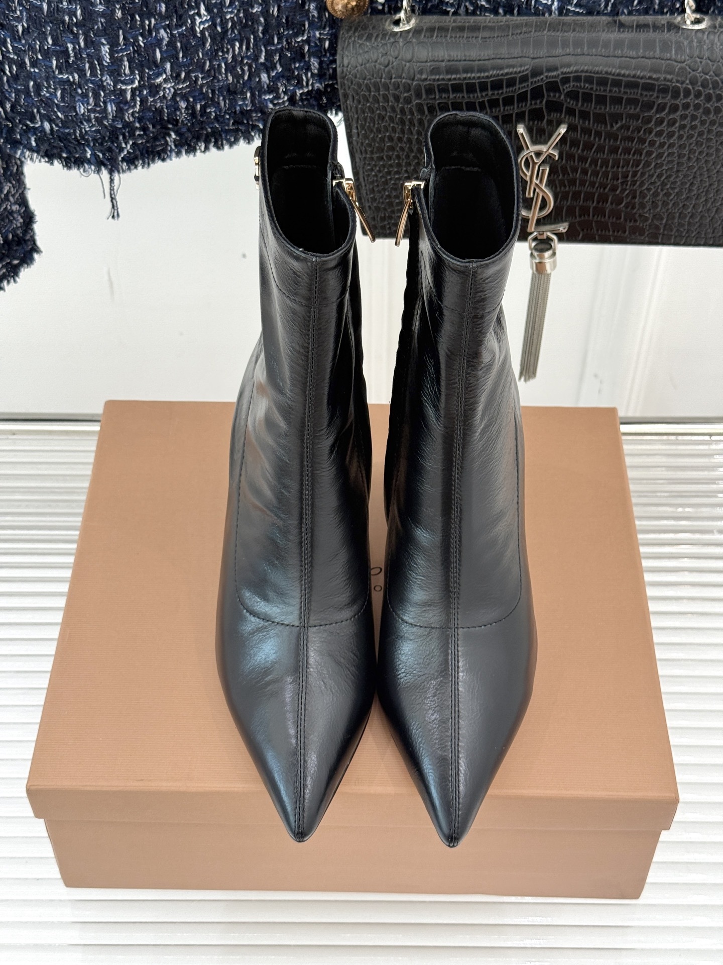 Gianvitorossi25WF秋冬新品侧拉链尖头高跟短靴当极简美学邂逅意式匠心这款短靴就此成为你鞋柜