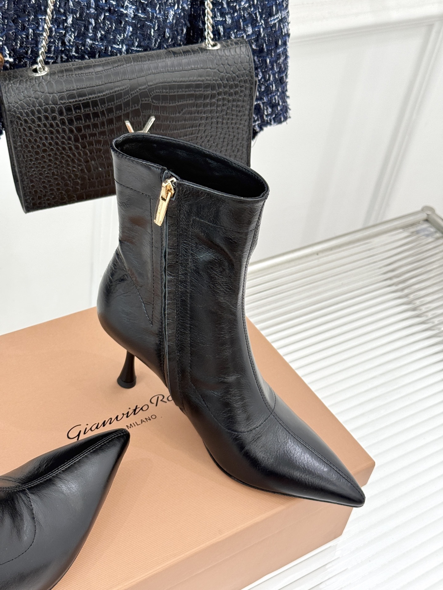 Gianvitorossi25WF秋冬新品侧拉链尖头高跟短靴当极简美学邂逅意式匠心这款短靴就此成为你鞋柜