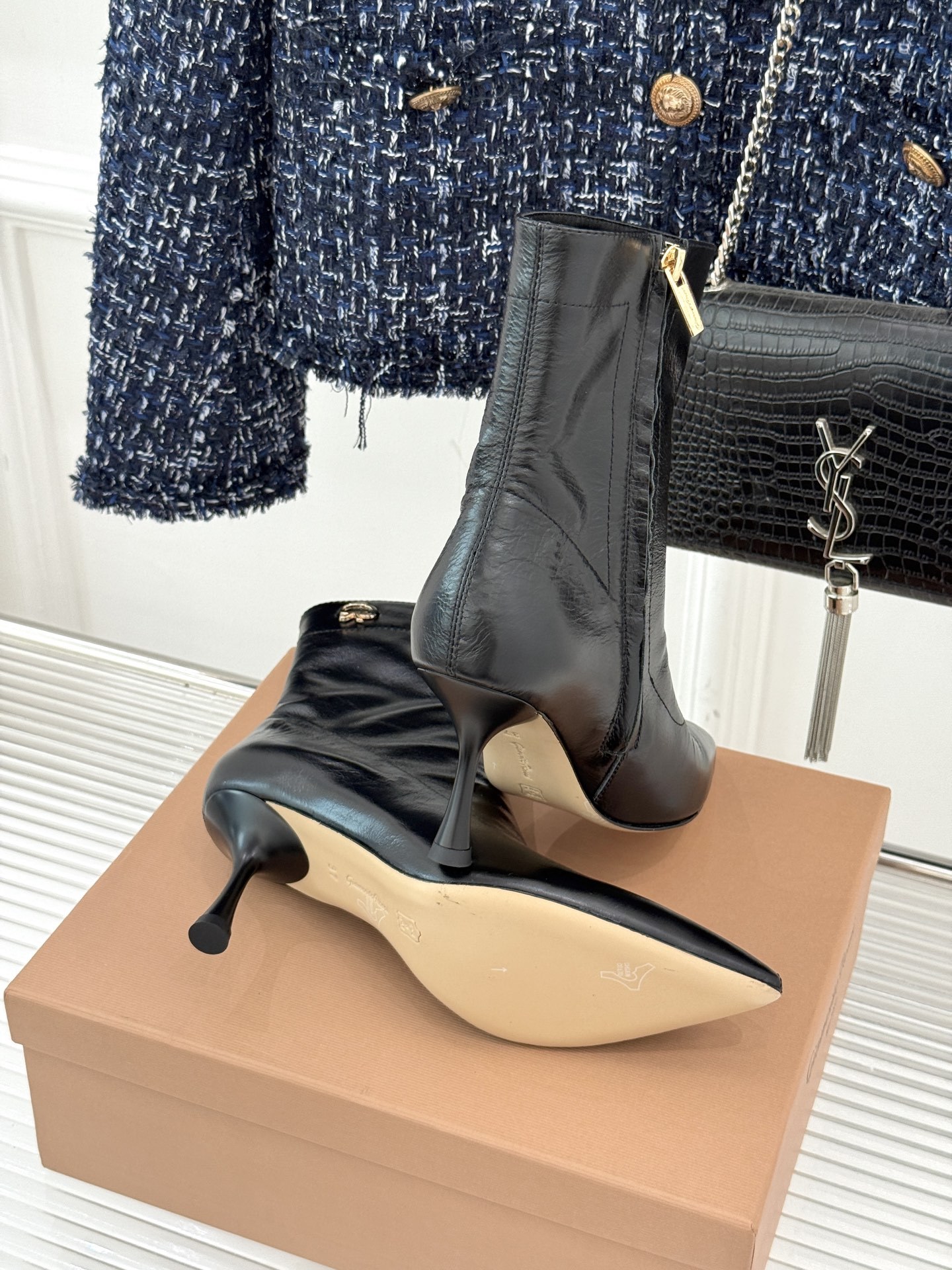 Gianvitorossi25WF秋冬新品侧拉链尖头高跟短靴当极简美学邂逅意式匠心这款短靴就此成为你鞋柜