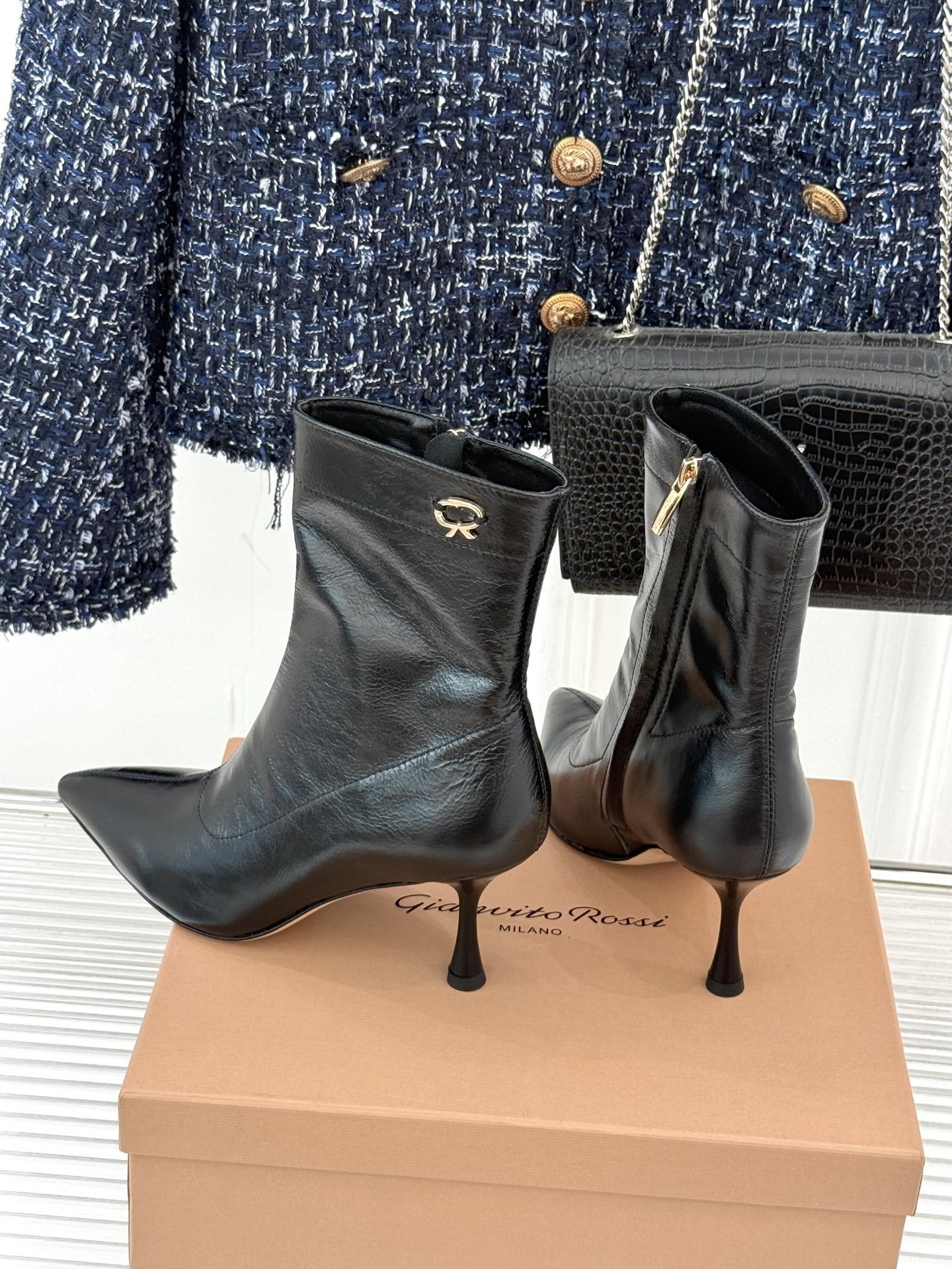 Gianvitorossi25WF秋冬新品侧拉链尖头高跟短靴当极简美学邂逅意式匠心这款短靴就此成为你鞋柜