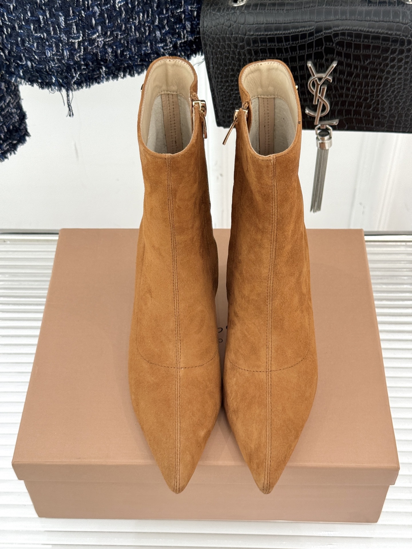 Gianvitorossi25WF秋冬新品侧拉链尖头高跟短靴当极简美学邂逅意式匠心这款短靴就此成为你鞋柜