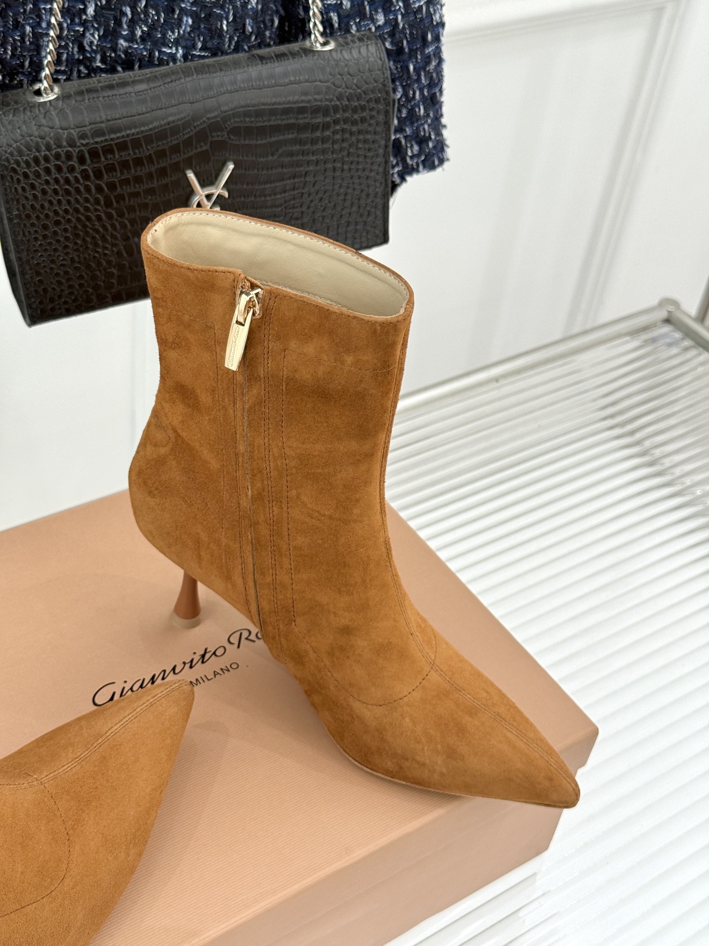 Gianvitorossi25WF秋冬新品侧拉链尖头高跟短靴当极简美学邂逅意式匠心这款短靴就此成为你鞋柜