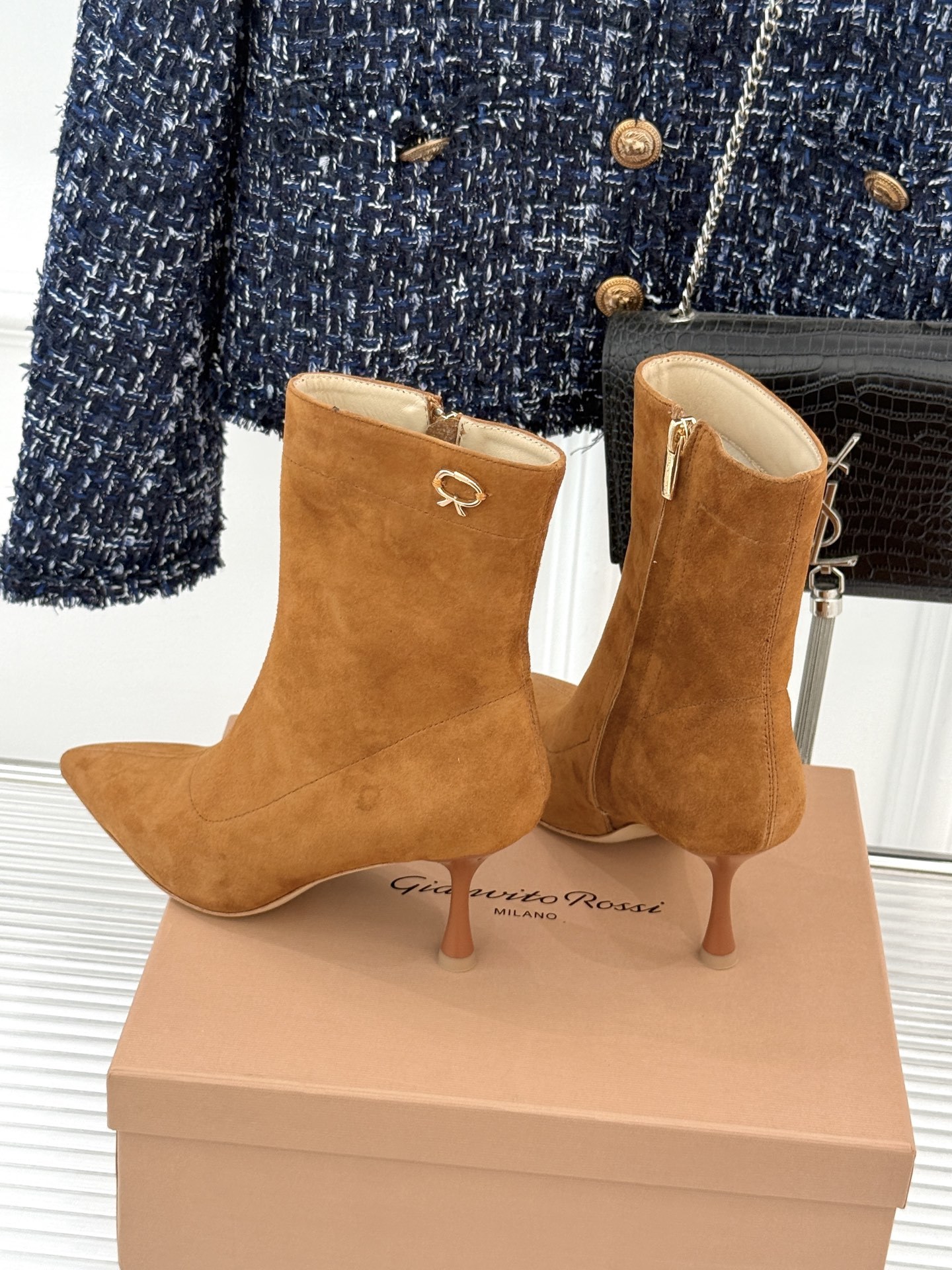 Gianvitorossi25WF秋冬新品侧拉链尖头高跟短靴当极简美学邂逅意式匠心这款短靴就此成为你鞋柜