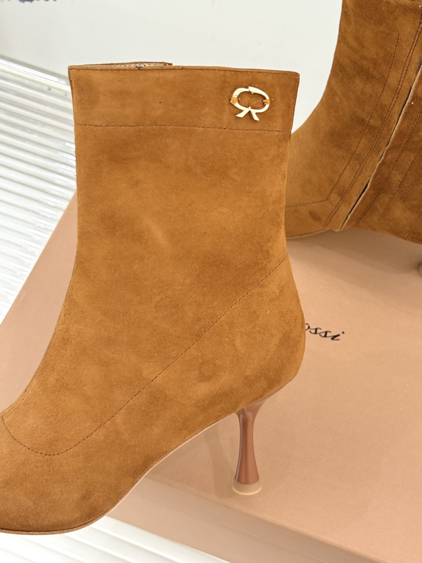 Gianvitorossi25WF秋冬新品侧拉链尖头高跟短靴当极简美学邂逅意式匠心这款短靴就此成为你鞋柜
