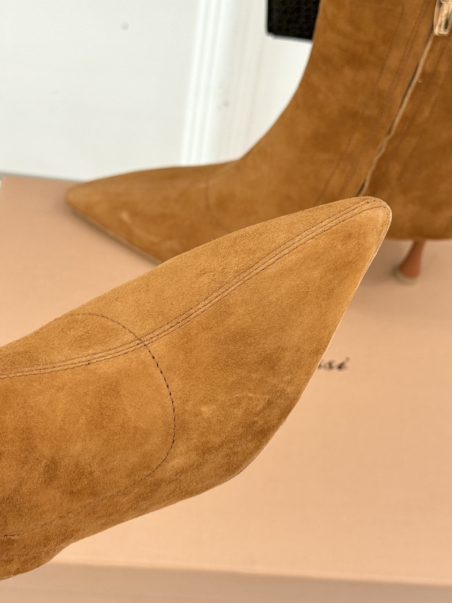 Gianvitorossi25WF秋冬新品侧拉链尖头高跟短靴当极简美学邂逅意式匠心这款短靴就此成为你鞋柜