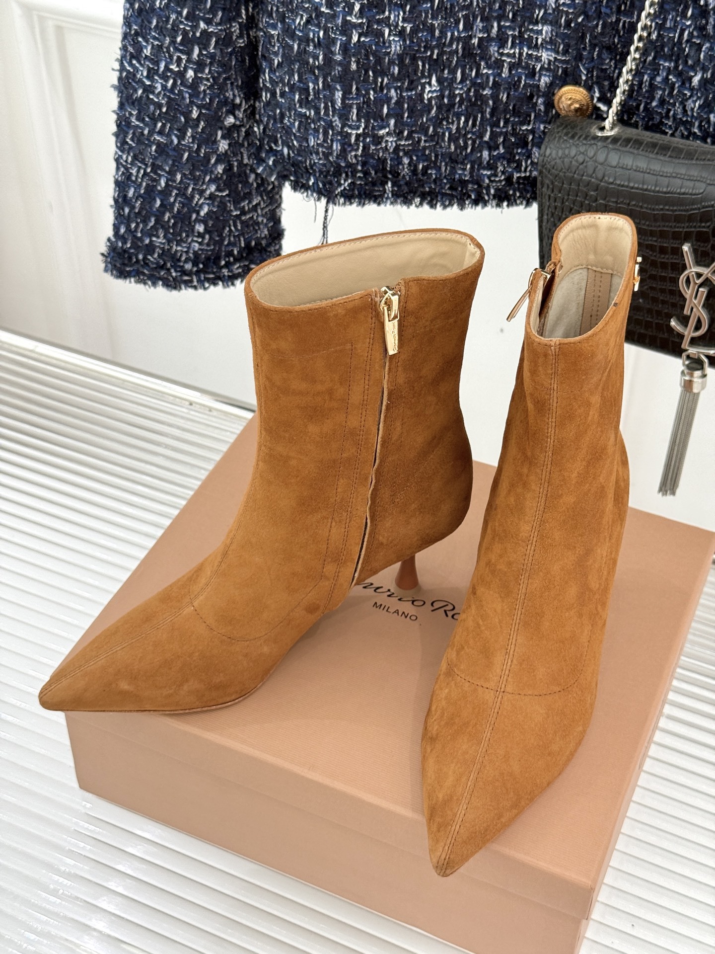 Gianvitorossi25WF秋冬新品侧拉链尖头高跟短靴当极简美学邂逅意式匠心这款短靴就此成为你鞋柜