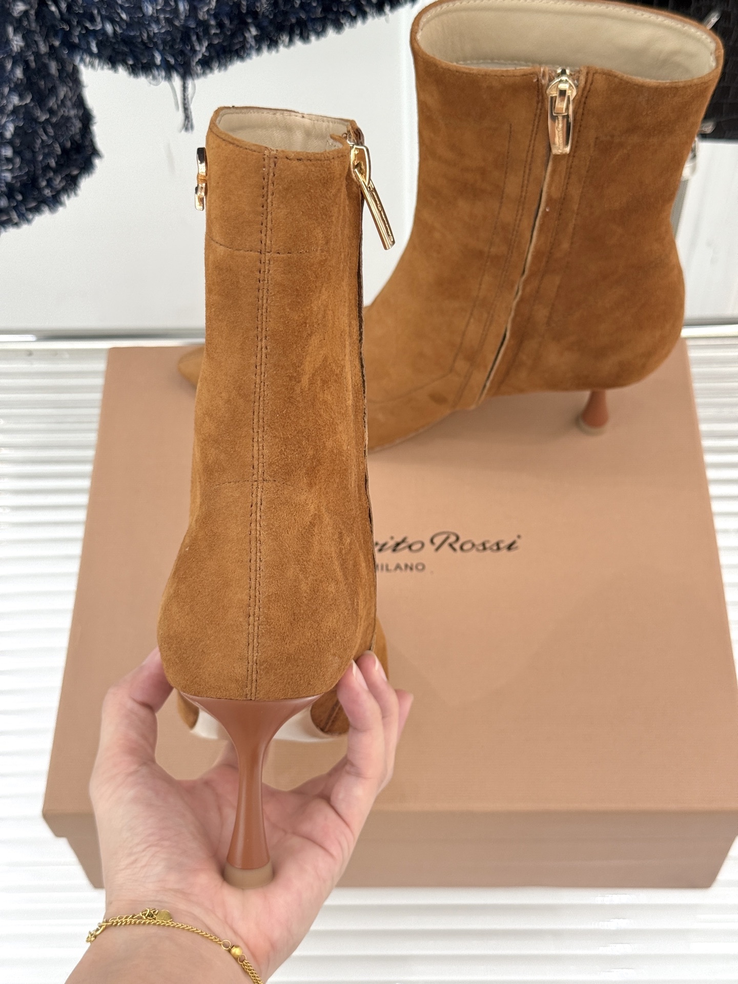 Gianvitorossi25WF秋冬新品侧拉链尖头高跟短靴当极简美学邂逅意式匠心这款短靴就此成为你鞋柜