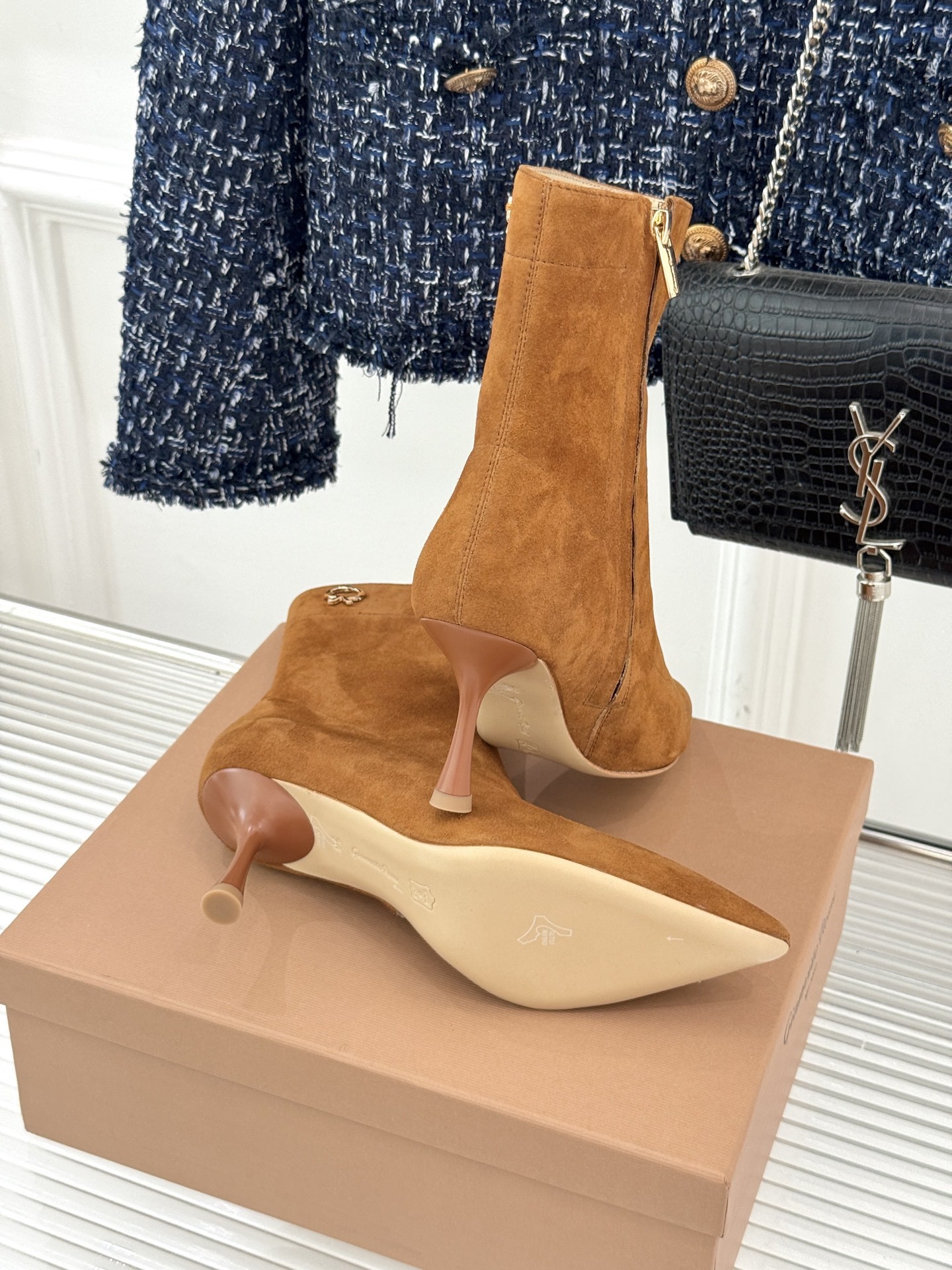Gianvitorossi25WF秋冬新品侧拉链尖头高跟短靴当极简美学邂逅意式匠心这款短靴就此成为你鞋柜