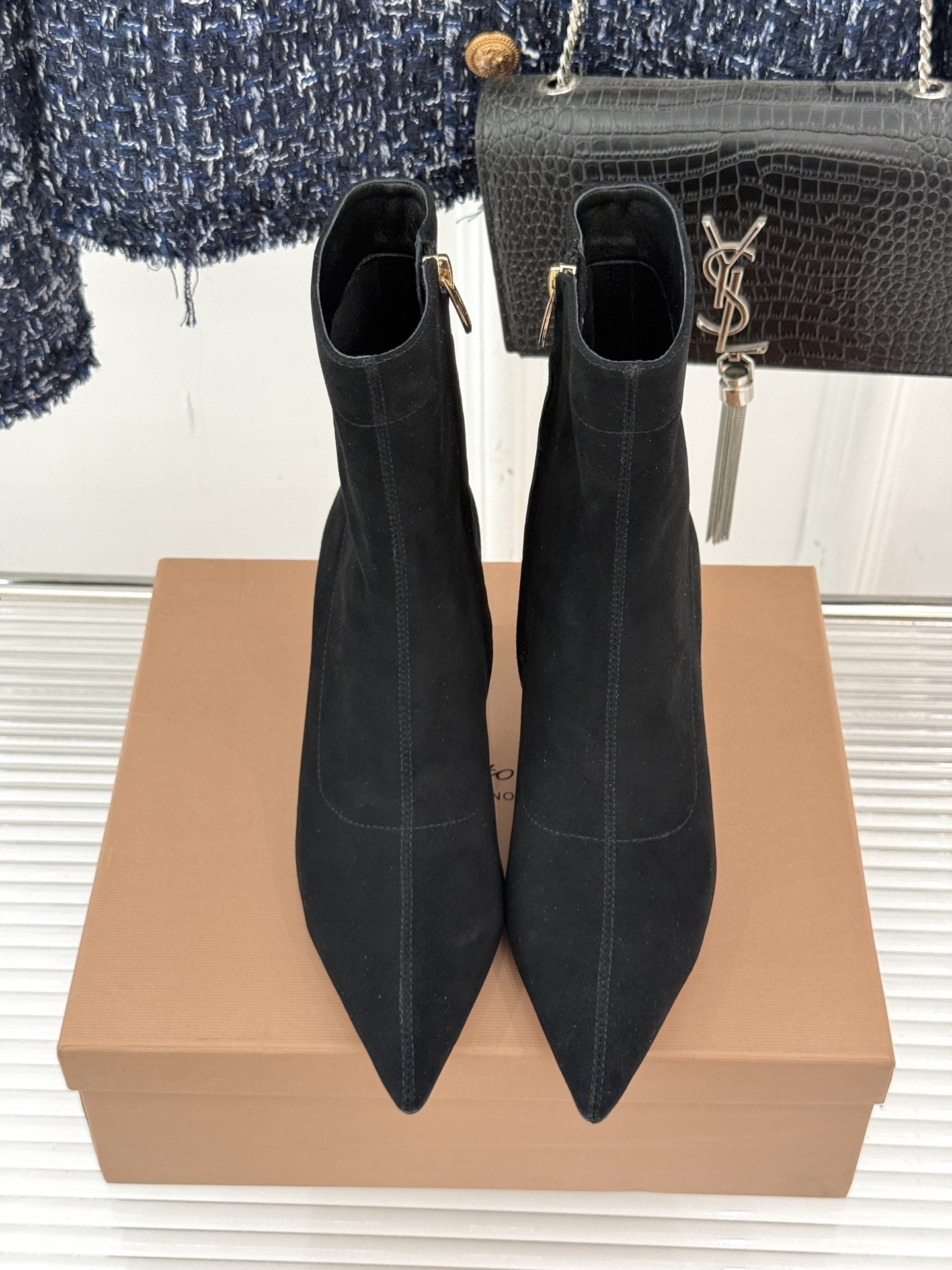 Gianvitorossi25WF秋冬新品侧拉链尖头高跟短靴当极简美学邂逅意式匠心这款短靴就此成为你鞋柜
