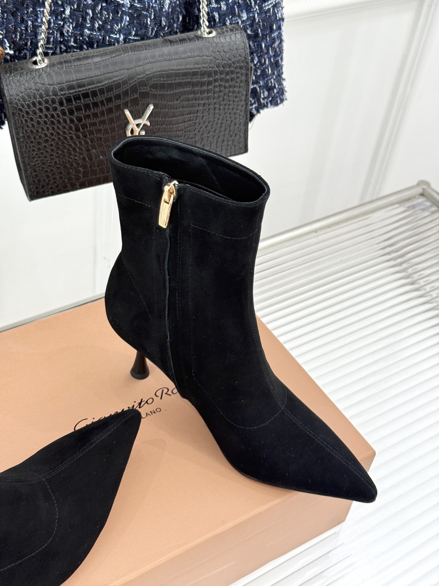 Gianvitorossi25WF秋冬新品侧拉链尖头高跟短靴当极简美学邂逅意式匠心这款短靴就此成为你鞋柜