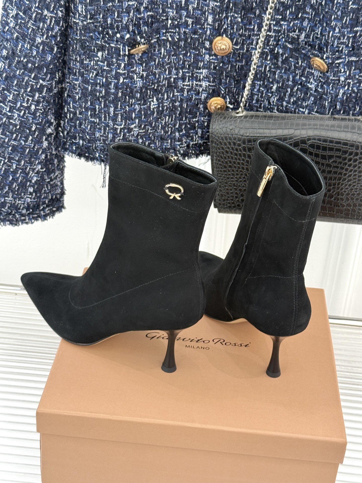 Gianvitorossi25WF秋冬新品侧拉链尖头高跟短靴当极简美学邂逅意式匠心这款短靴就此成为你鞋柜
